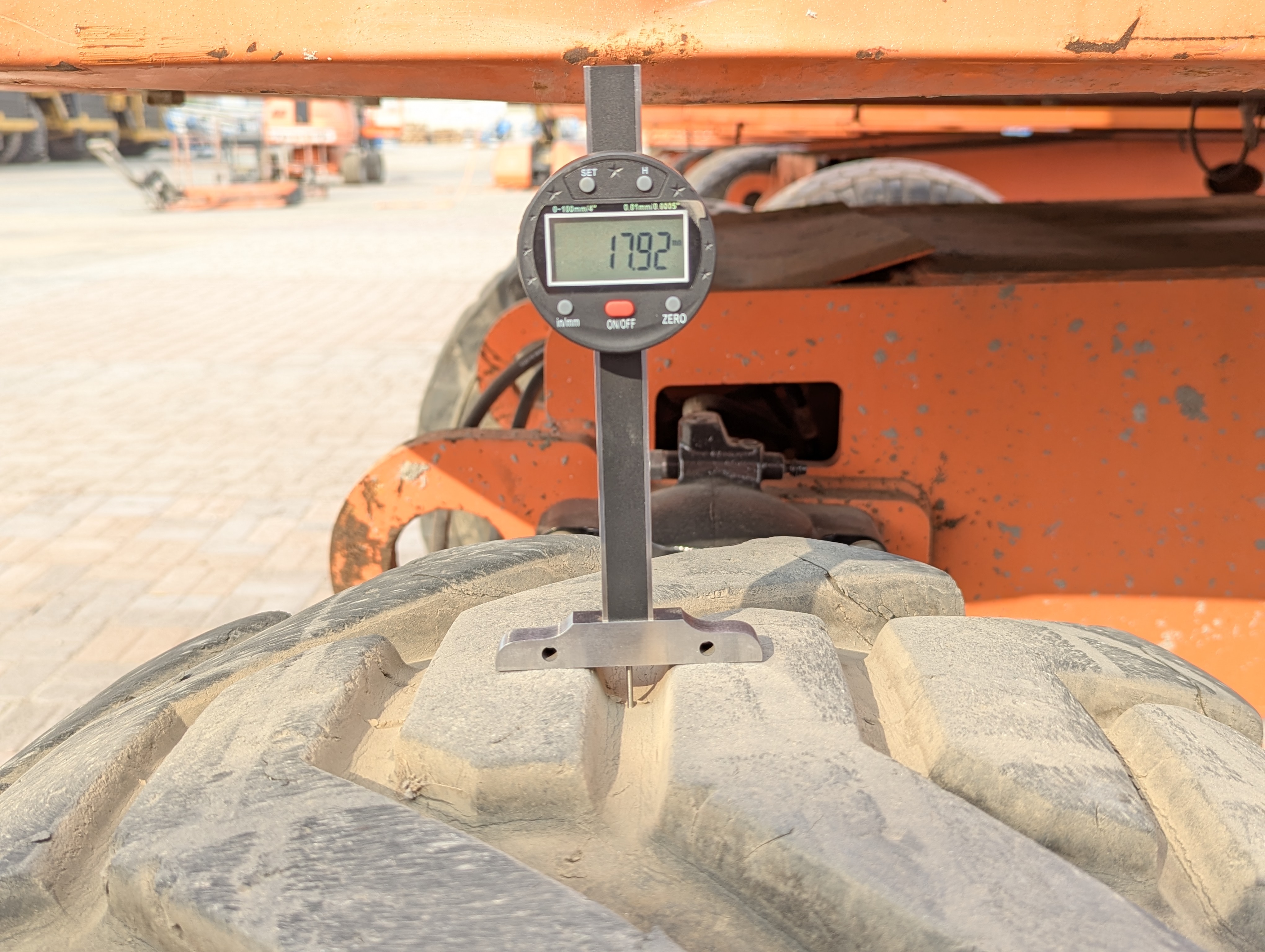 BLA-013-JLG-860SJ-Boom-lifts-inspection-Chassis-Right-rear-tire---tread-depth-1