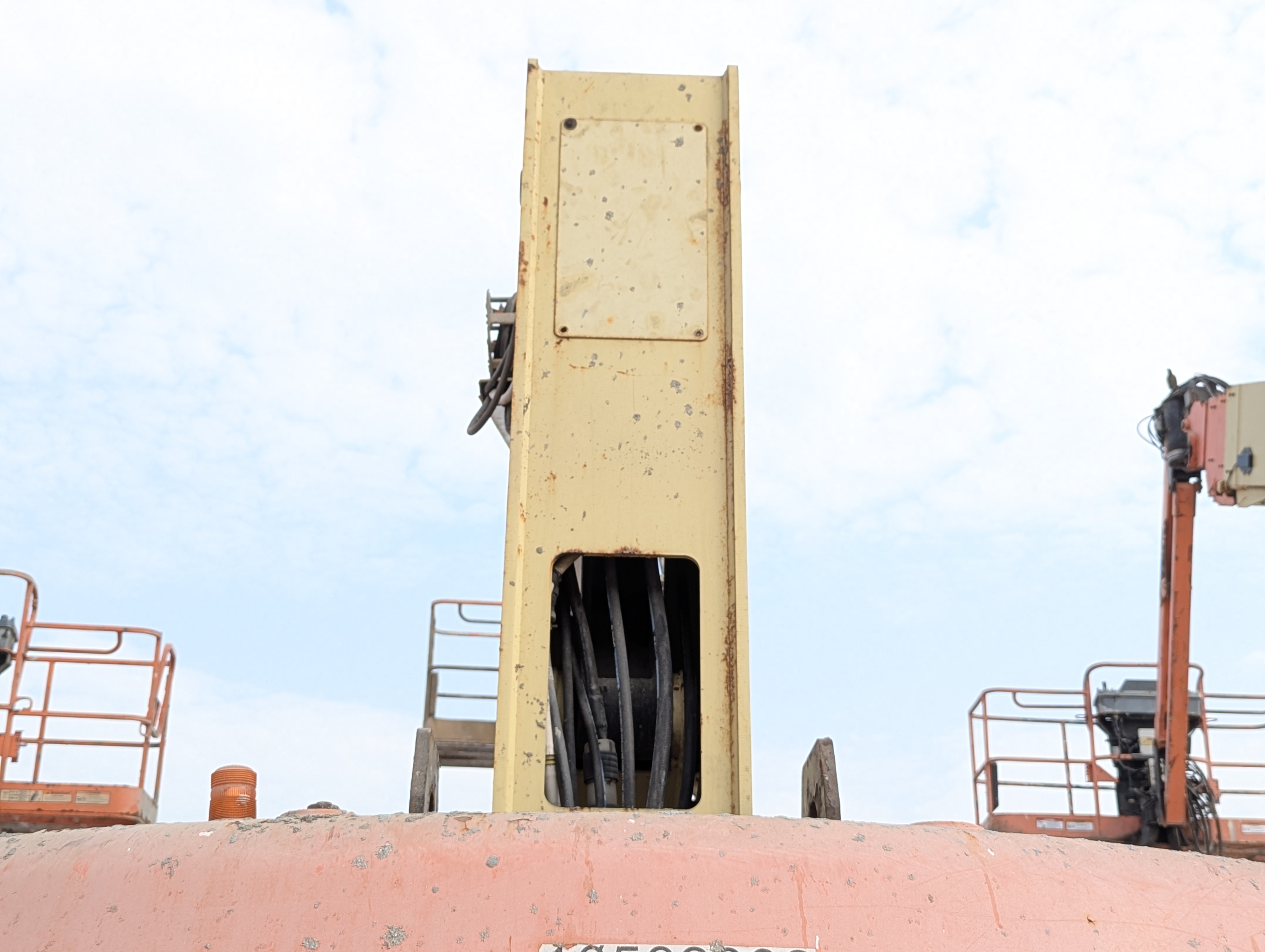 BLA-013-JLG-860SJ-Boom-lifts-inspection-Chassis-Boom-frame-1