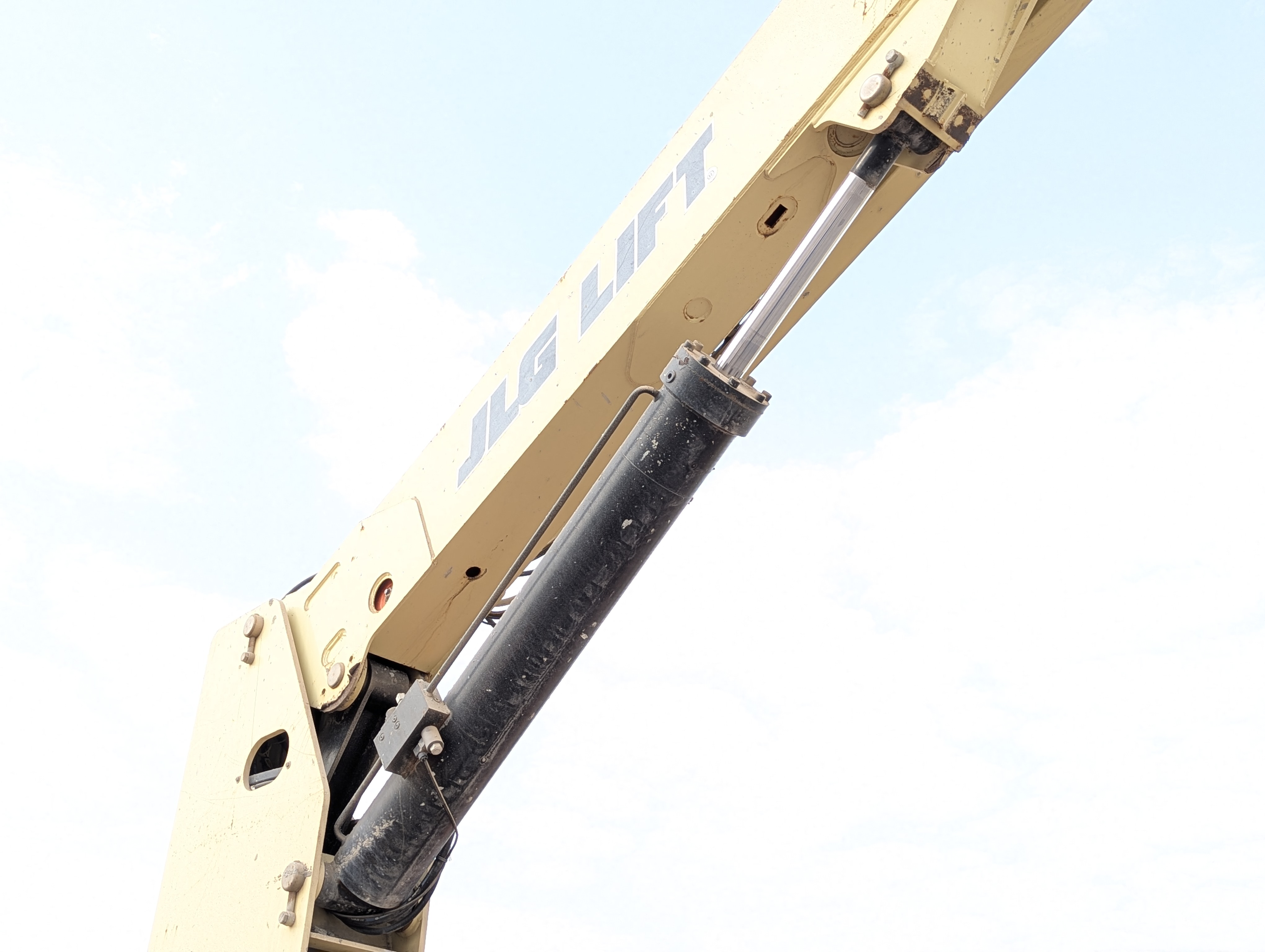 BLA-013-JLG-860SJ-Boom-lifts-inspection-Chassis-Boom-lift-cylinder-1