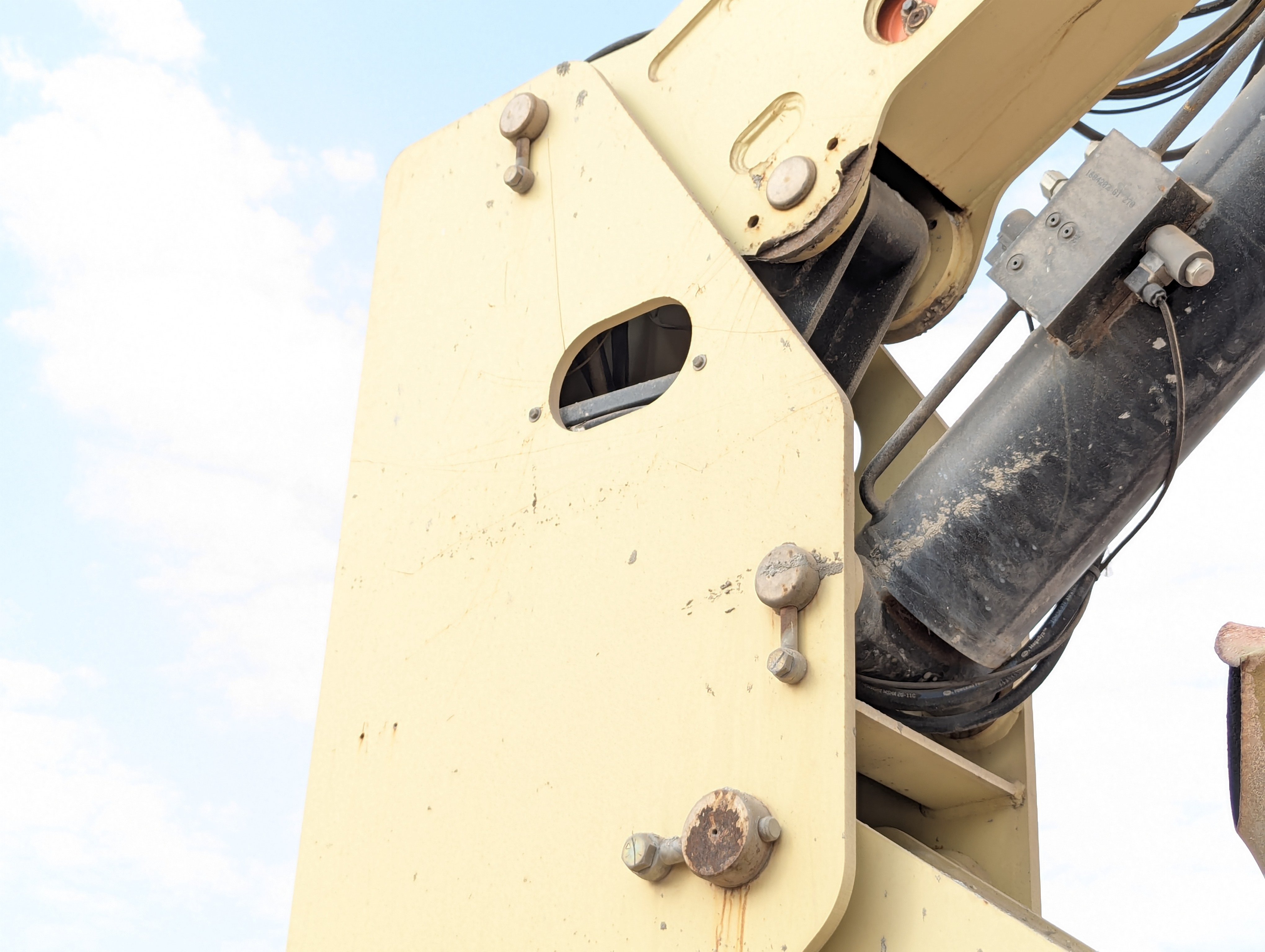 BLA-013-JLG-860SJ-Boom-lifts-inspection-Chassis-Boom-base-pin-and-bushings-1