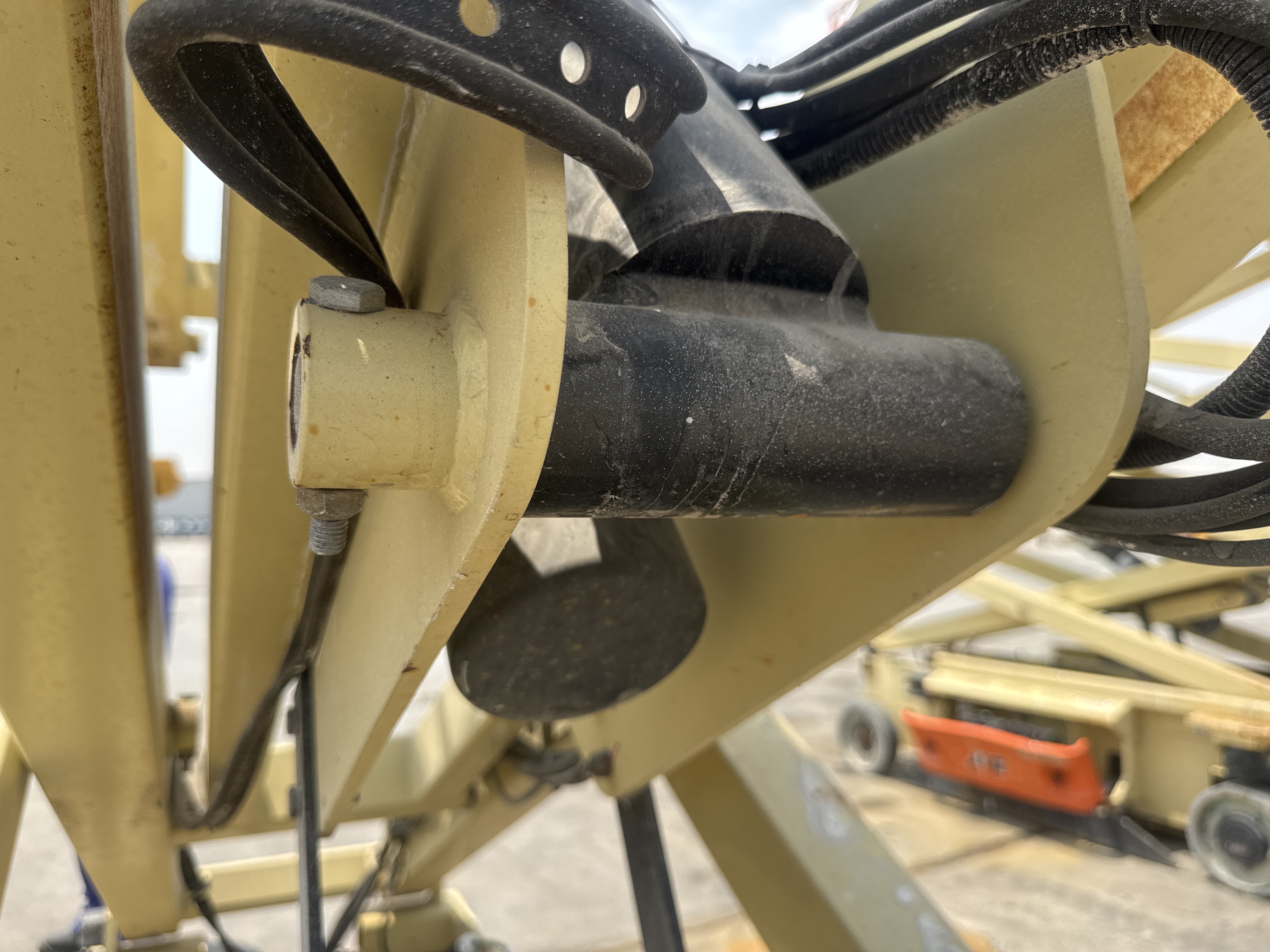 SLA-016-JLG-2646ES-Scissor-lifts-inspection-Hydraulics-Hydraulic-pins-/-locks-1