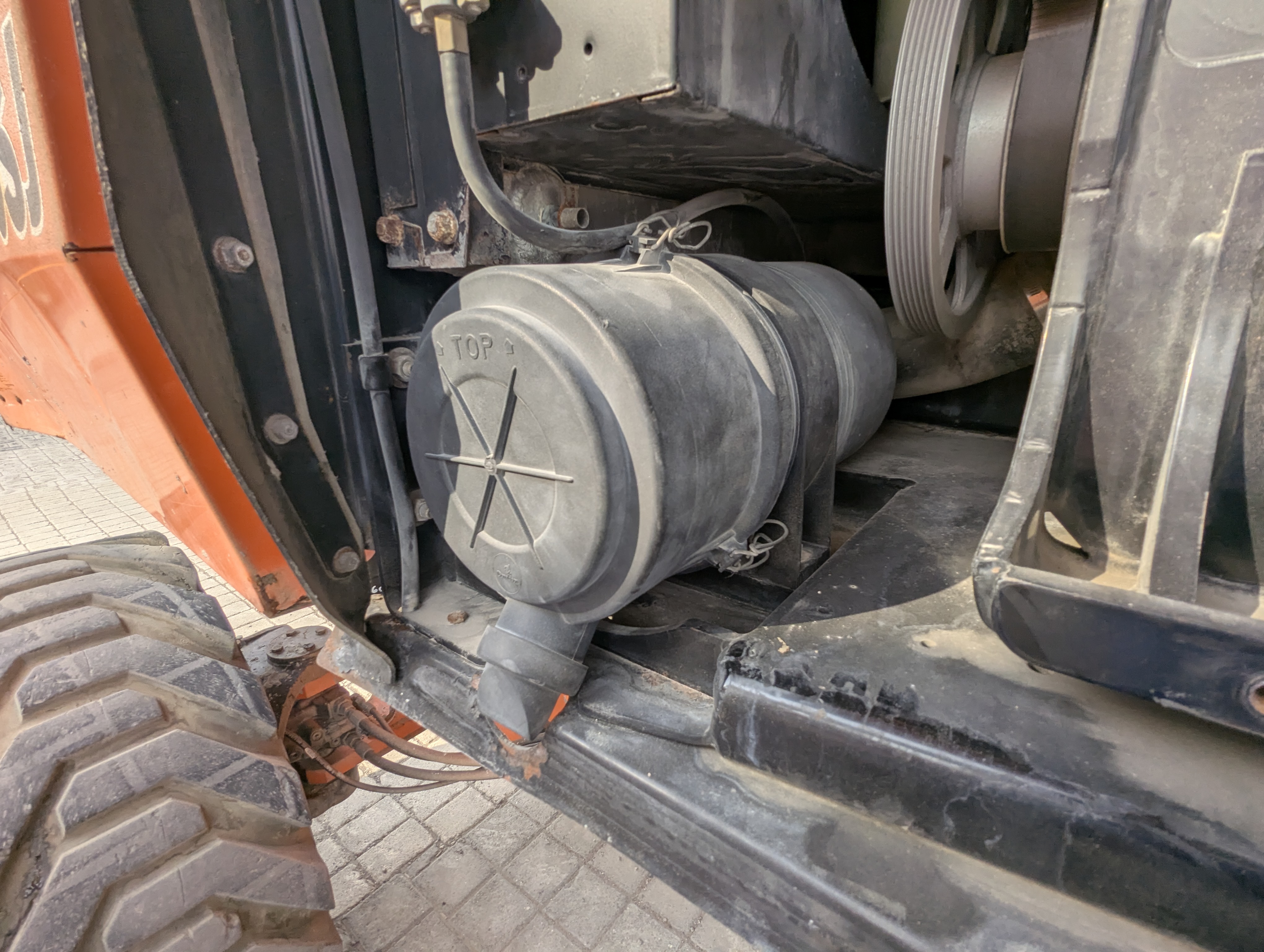BLA-013-JLG-860SJ-Boom-lifts-inspection-Engine-Air-intake-system-1