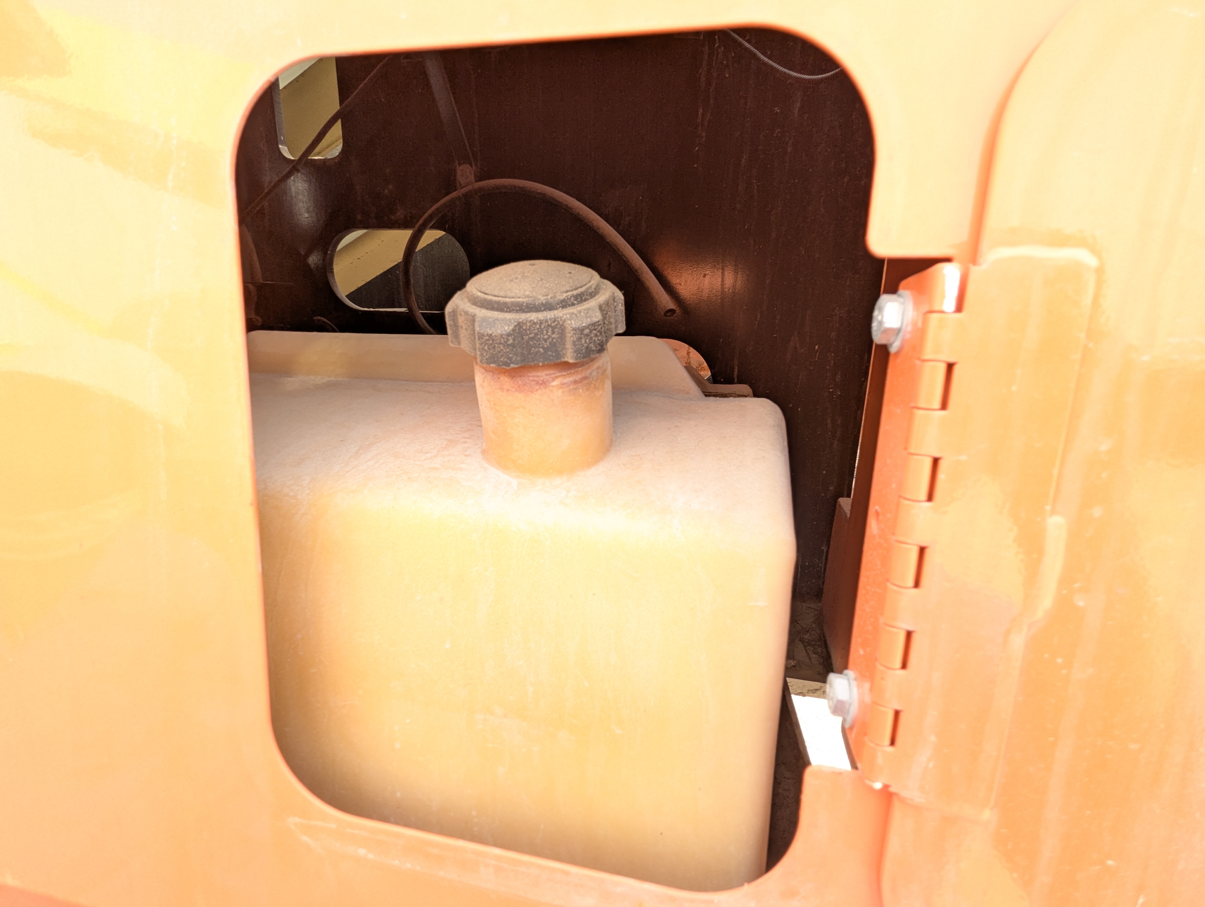 BLA-013-JLG-860SJ-Boom-lifts-inspection-Engine-Fuel-tank-1