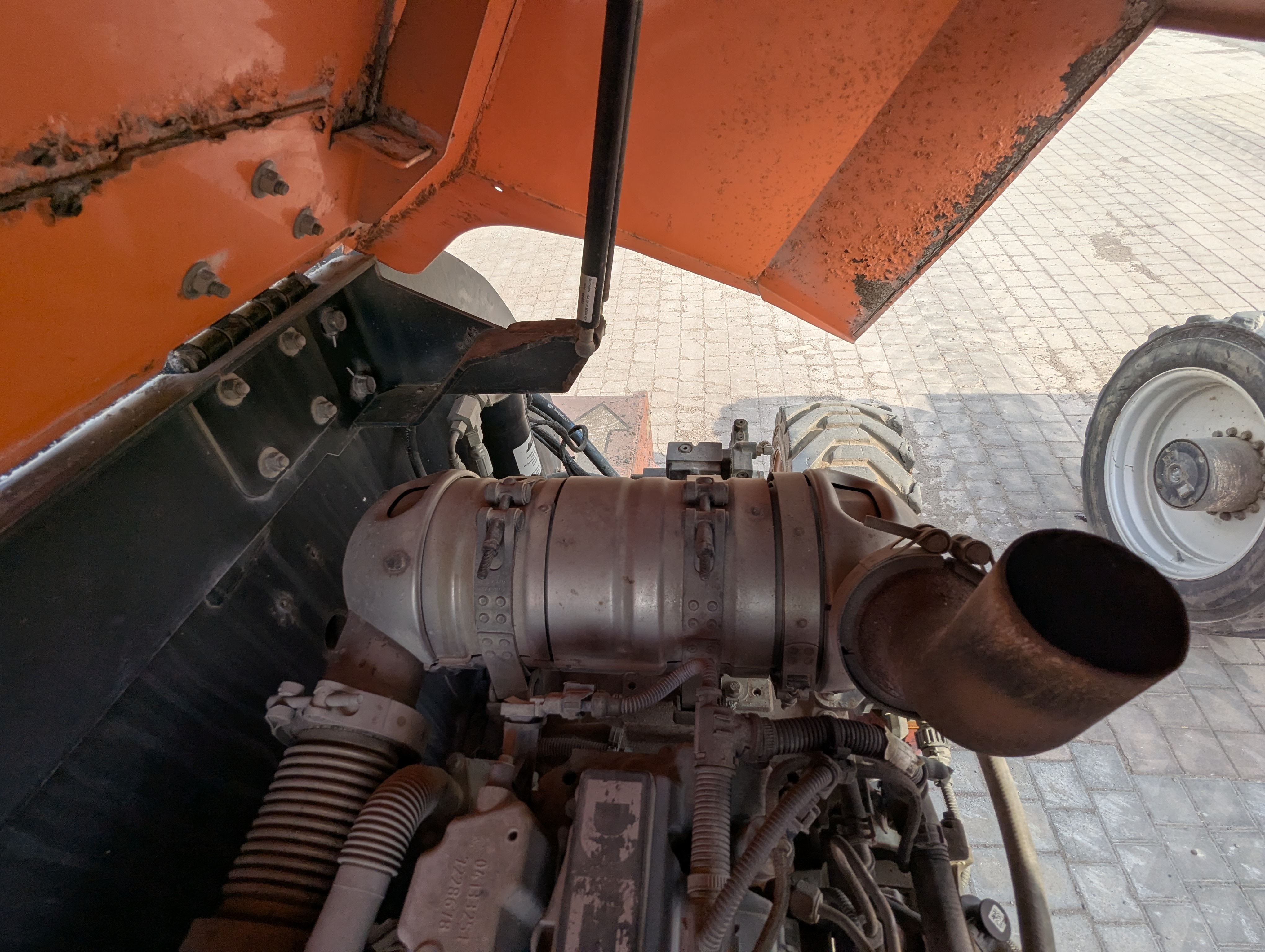 BLA-013-JLG-860SJ-Boom-lifts-inspection-Engine-Exhaust-system-1