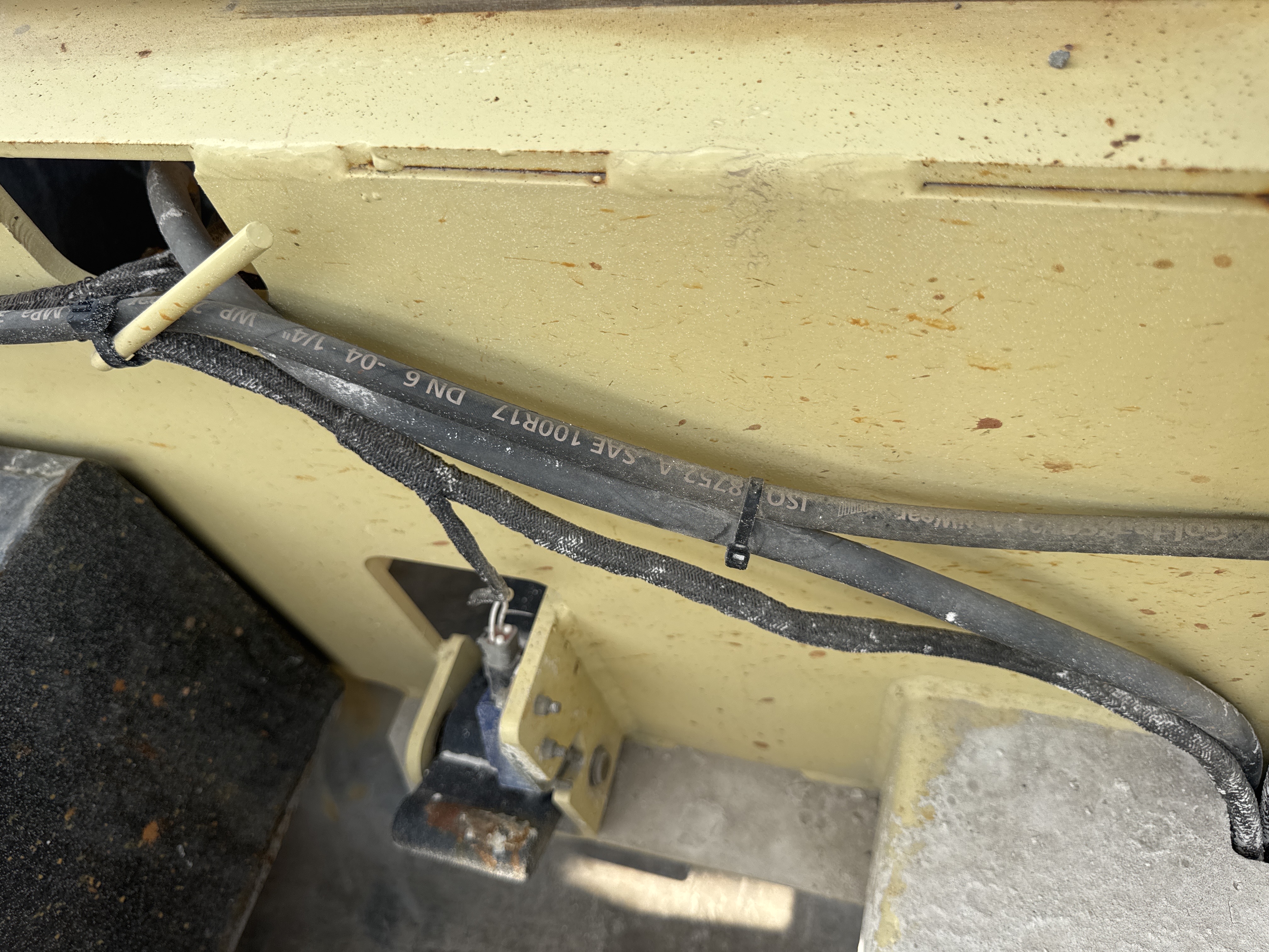 SLA-016-JLG-2646ES-Scissor-lifts-inspection-Hydraulics-Hydraulic-hoses-and-lines-1