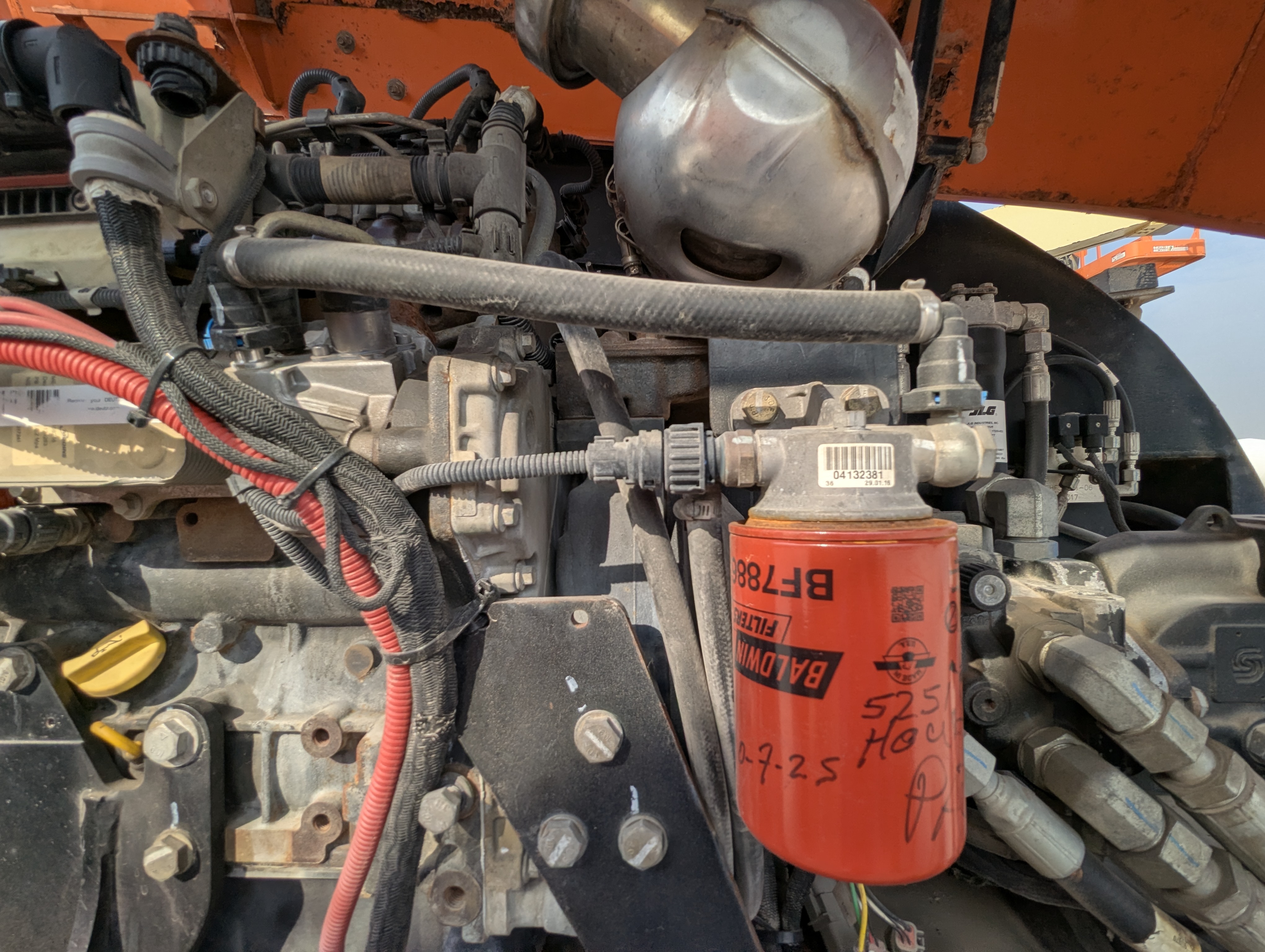 BLA-013-JLG-860SJ-Boom-lifts-inspection-Engine-Fuel-leaks-1