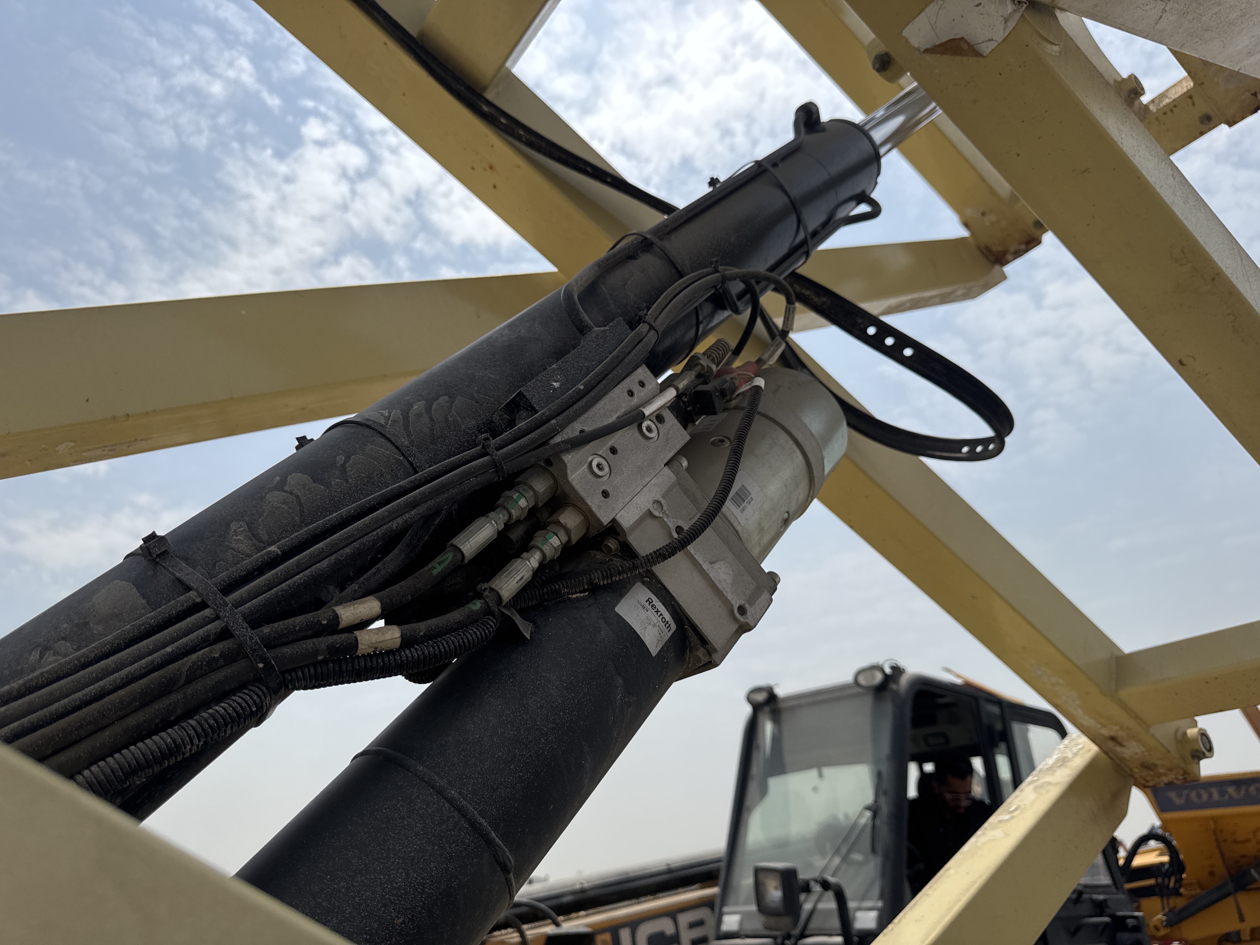 SLA-016-JLG-2646ES-Scissor-lifts-inspection-Hydraulics-Scissor-cylinders-1