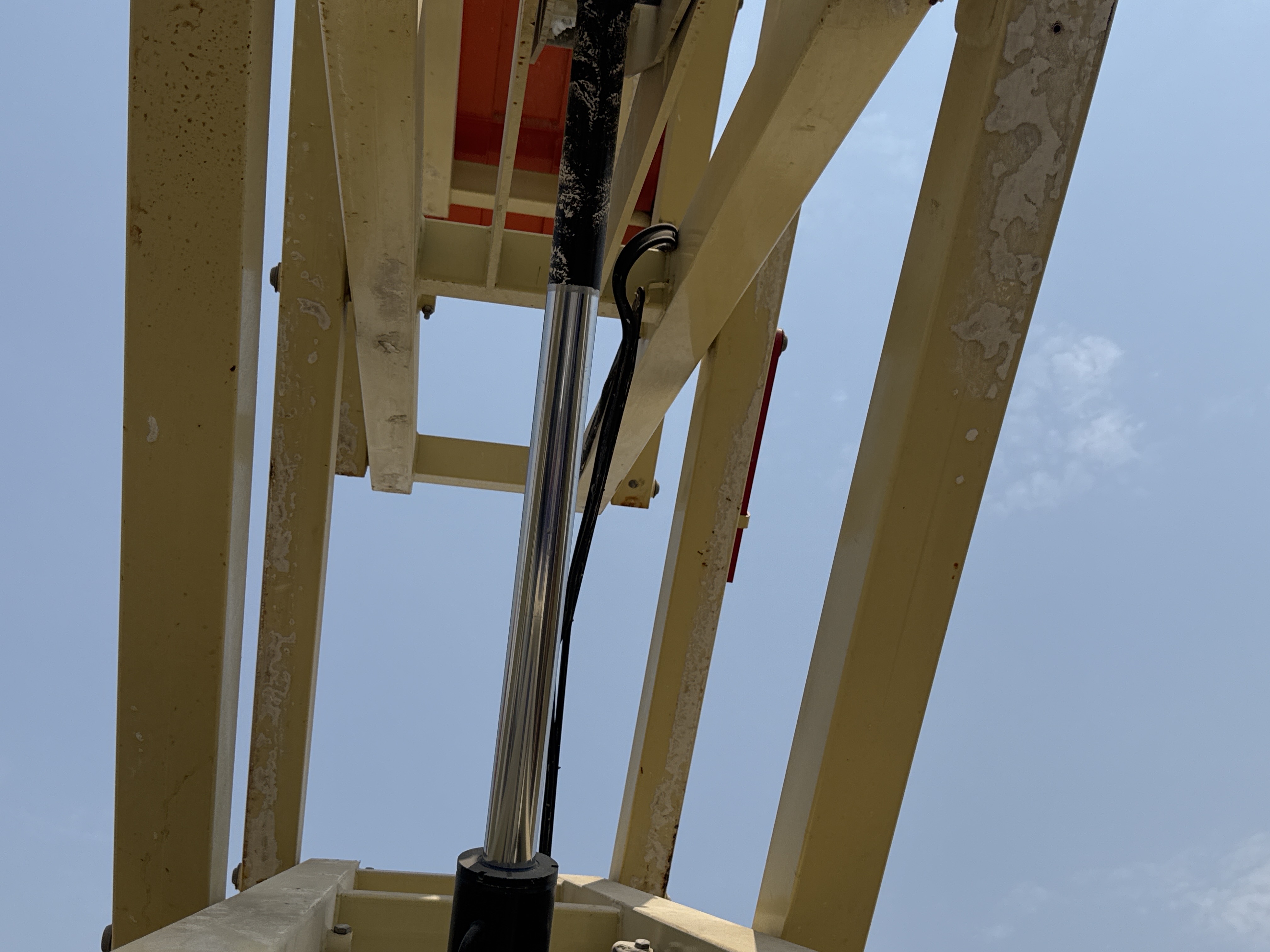 SLA-016-JLG-2646ES-Scissor-lifts-inspection-Hydraulics-Scissor-cylinders-1