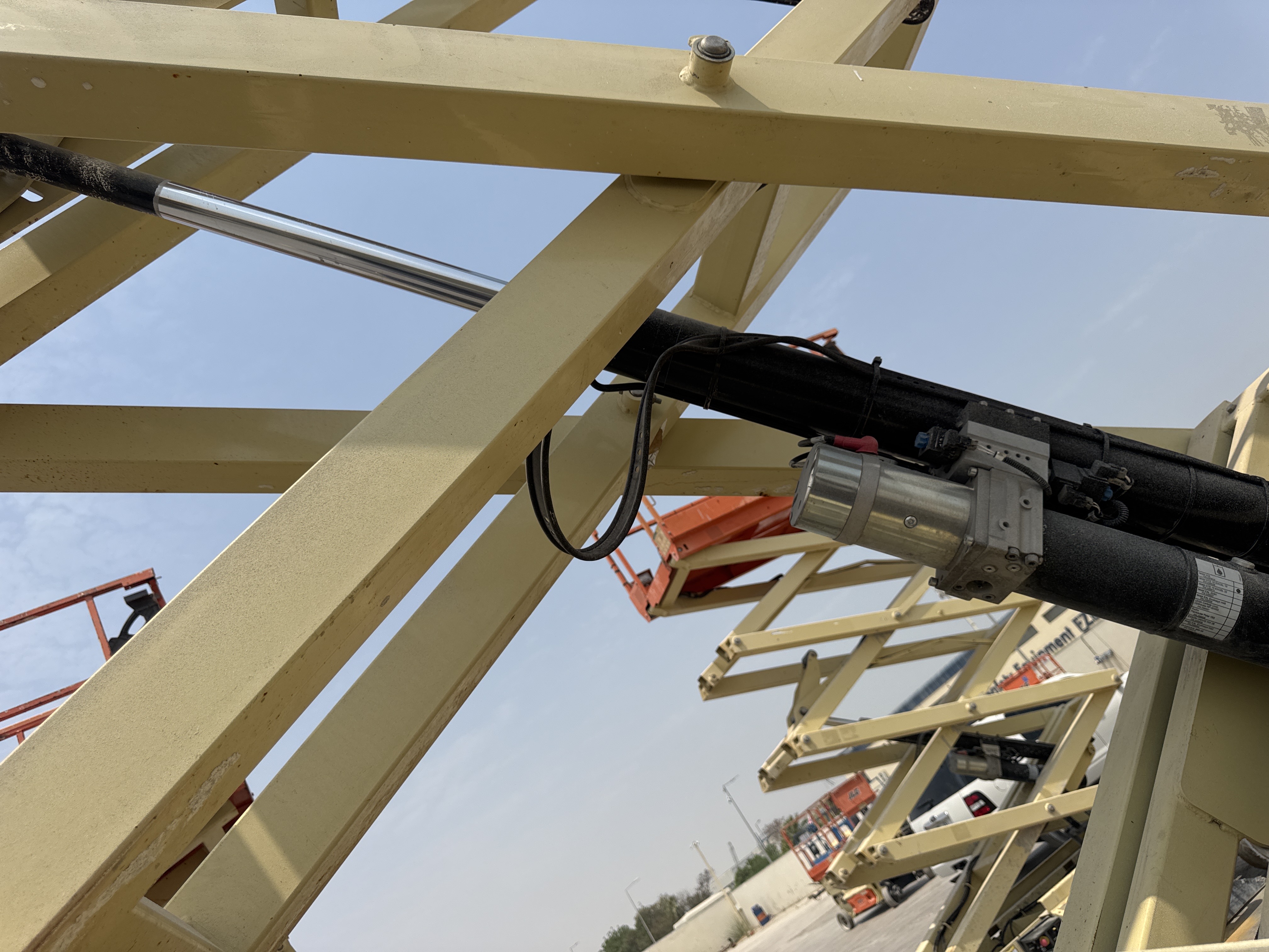 SLA-016-JLG-2646ES-Scissor-lifts-inspection-Hydraulics-Scissor-cylinders-3