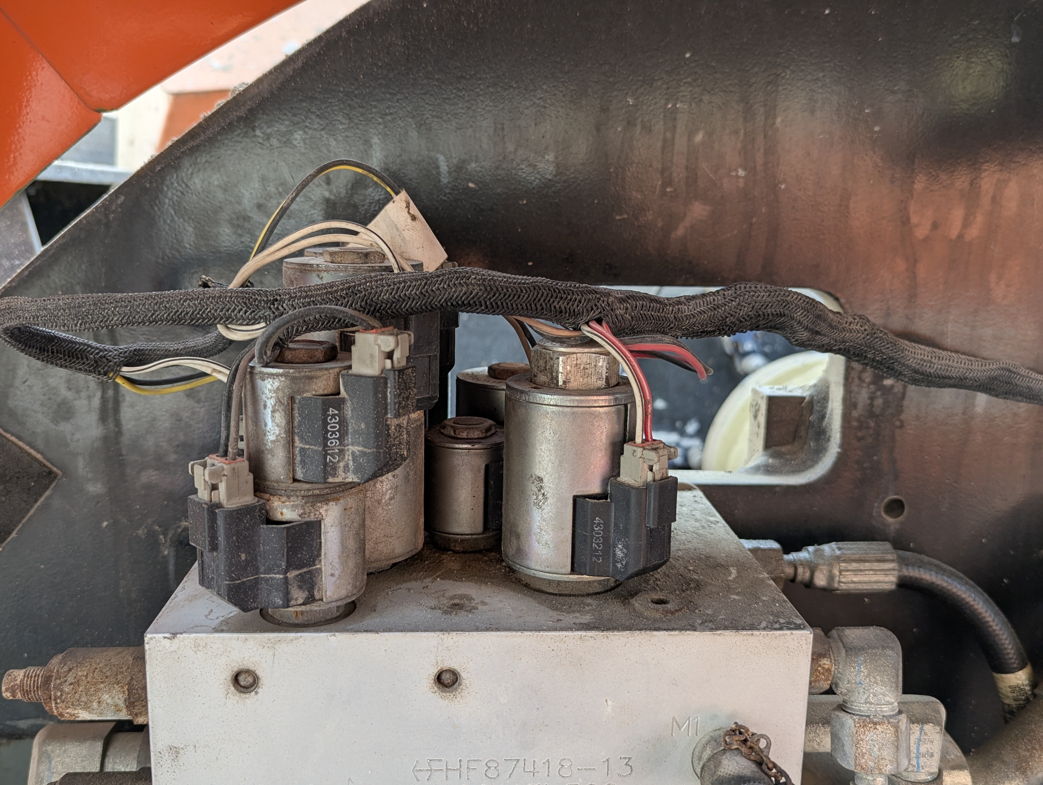 BLA-013-JLG-860SJ-Boom-lifts-inspection-Hydraulics-Wiring-harness-1
