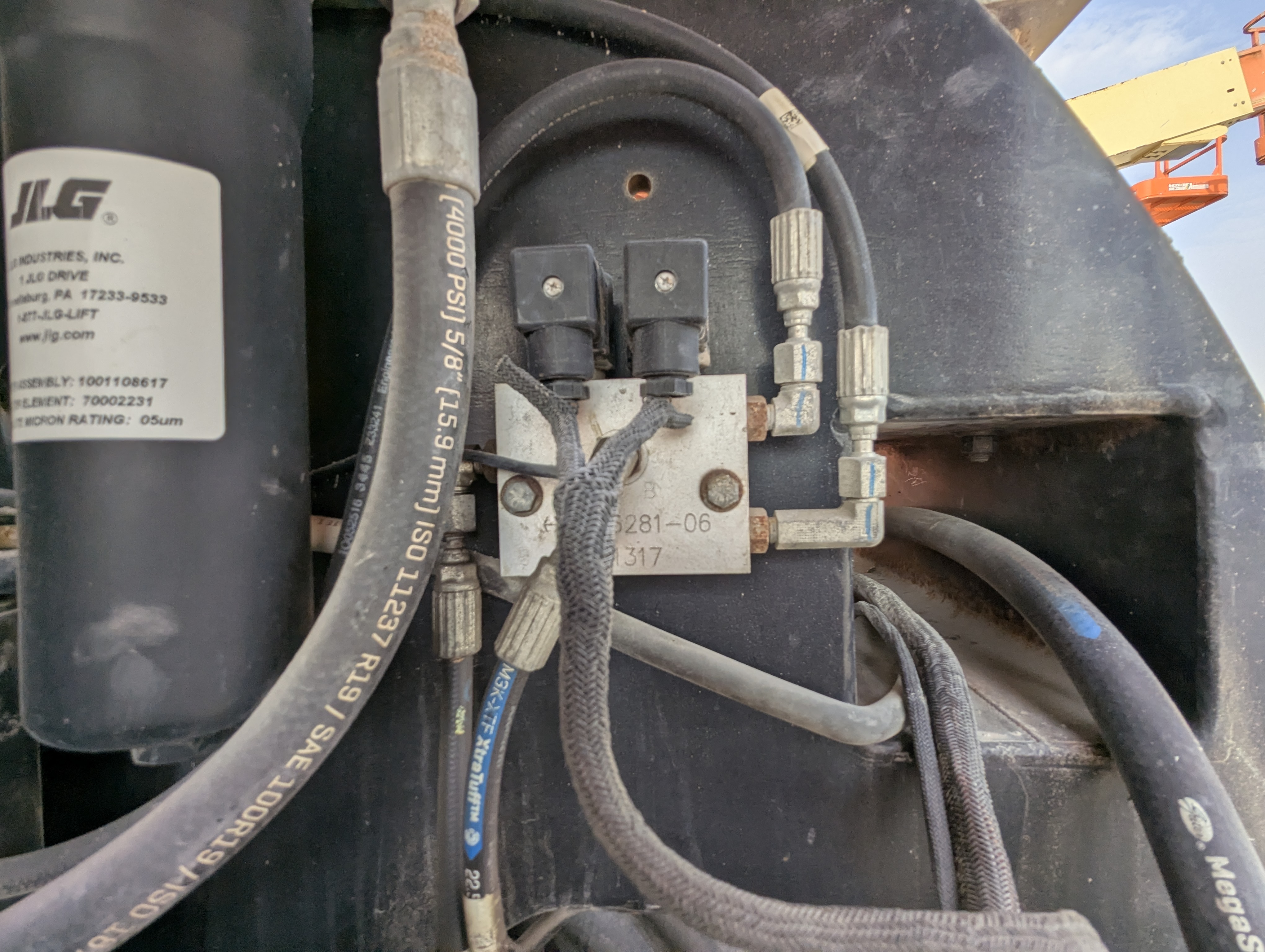 BLA-013-JLG-860SJ-Boom-lifts-inspection-Hydraulics-Wiring-harness-1