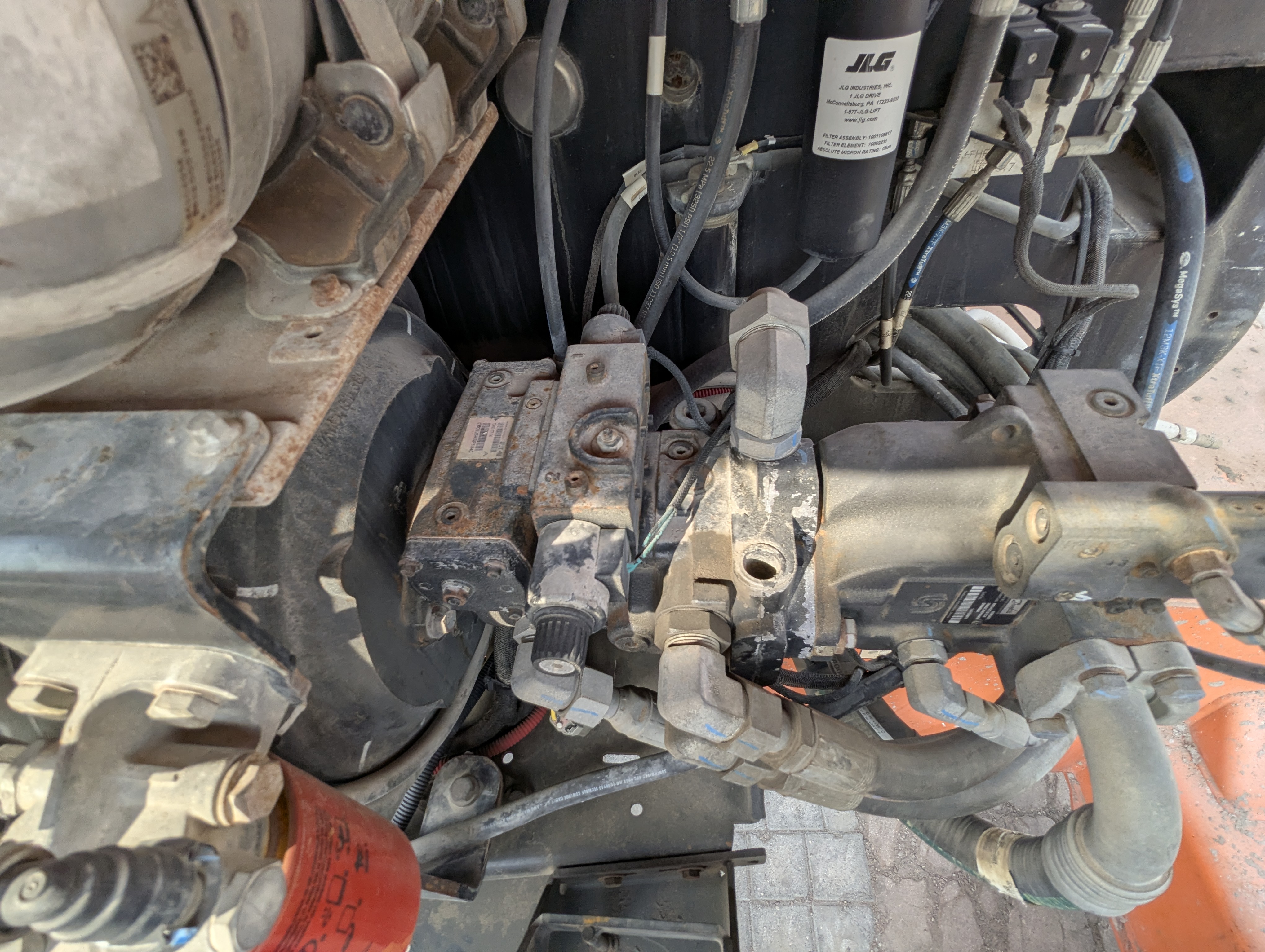 BLA-013-JLG-860SJ-Boom-lifts-inspection-Hydraulics-Hydraulic-pump-1