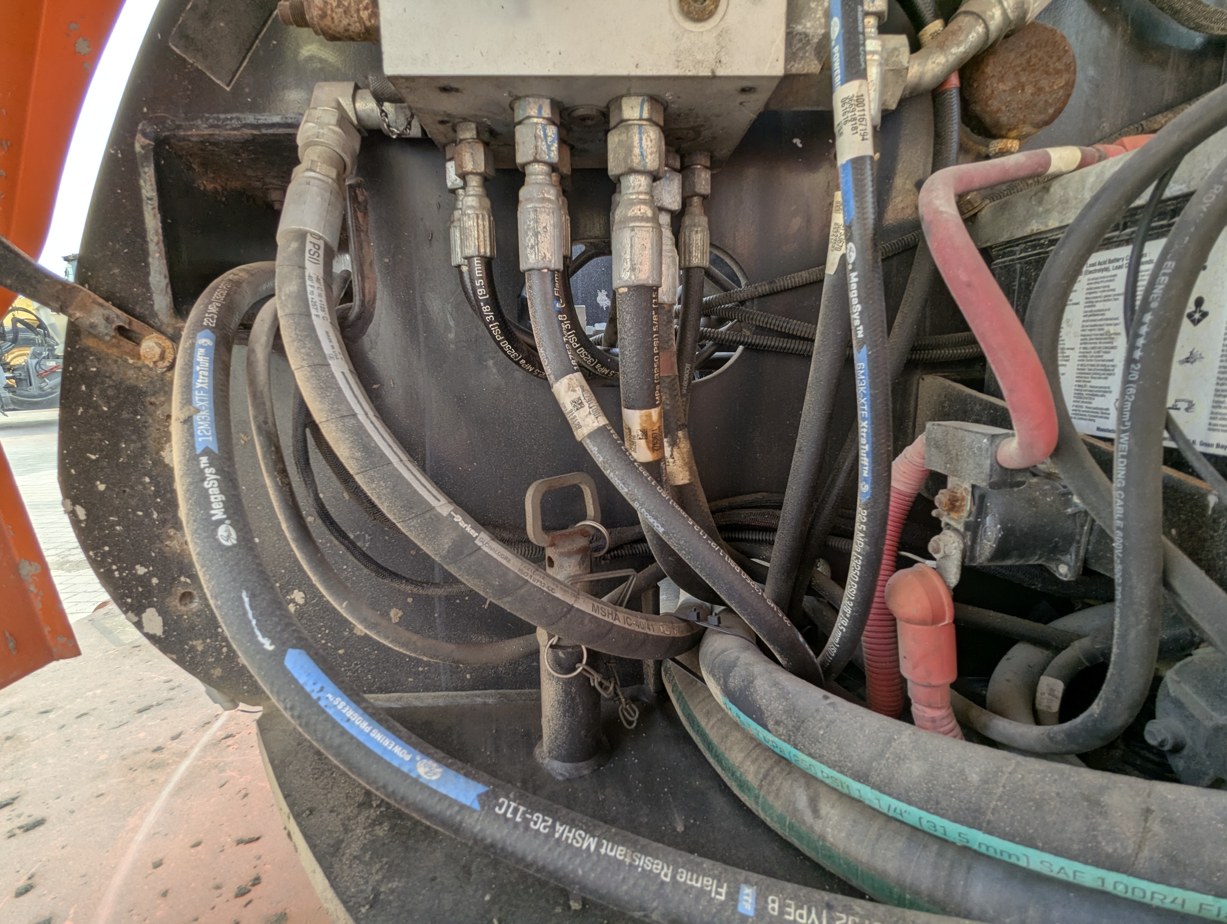 BLA-013-JLG-860SJ-Boom-lifts-inspection-Hydraulics-Hydraulic-hoses-and-lines-1