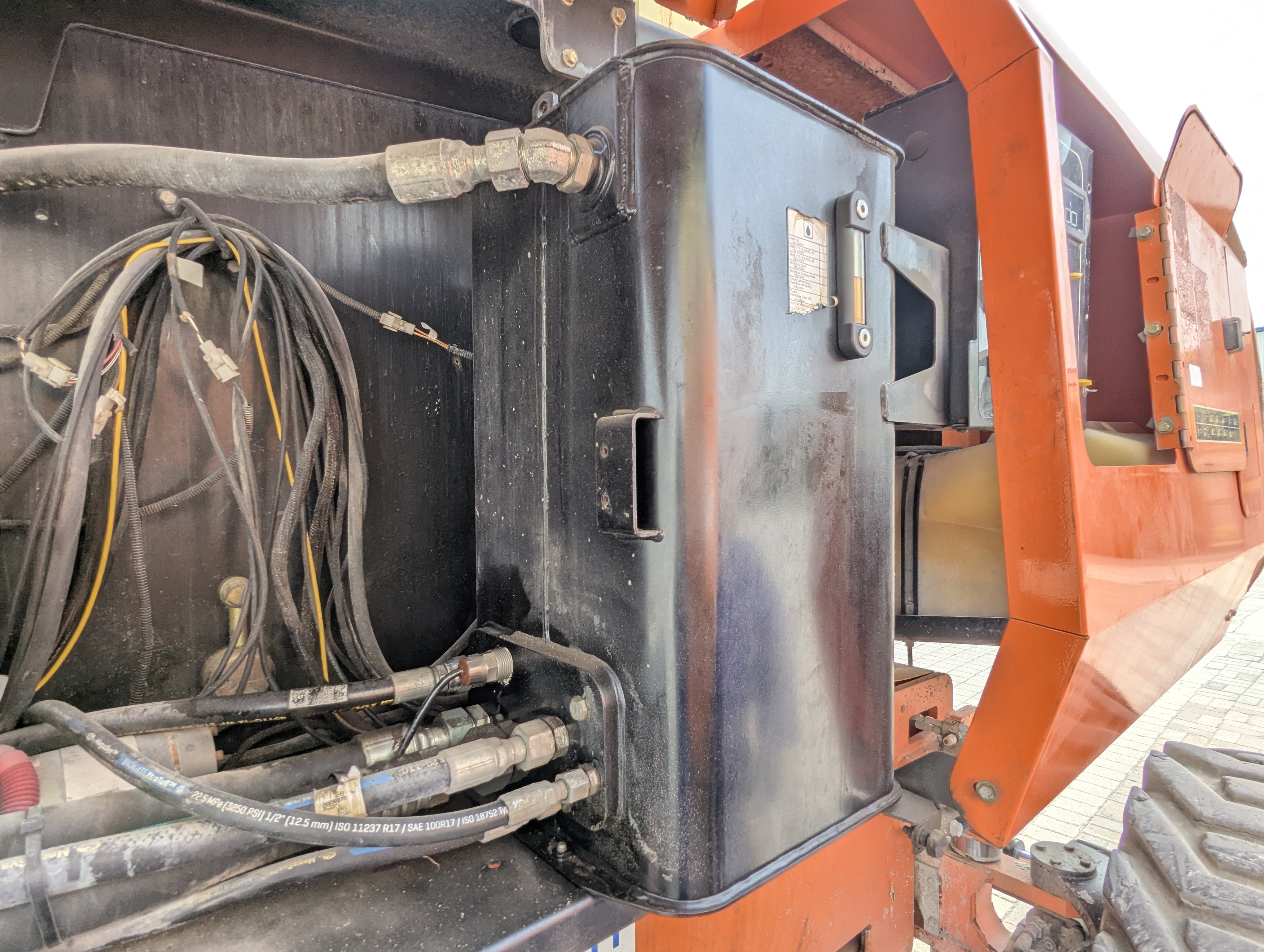 BLA-013-JLG-860SJ-Boom-lifts-inspection-Hydraulics-Hydraulic-Tank-1