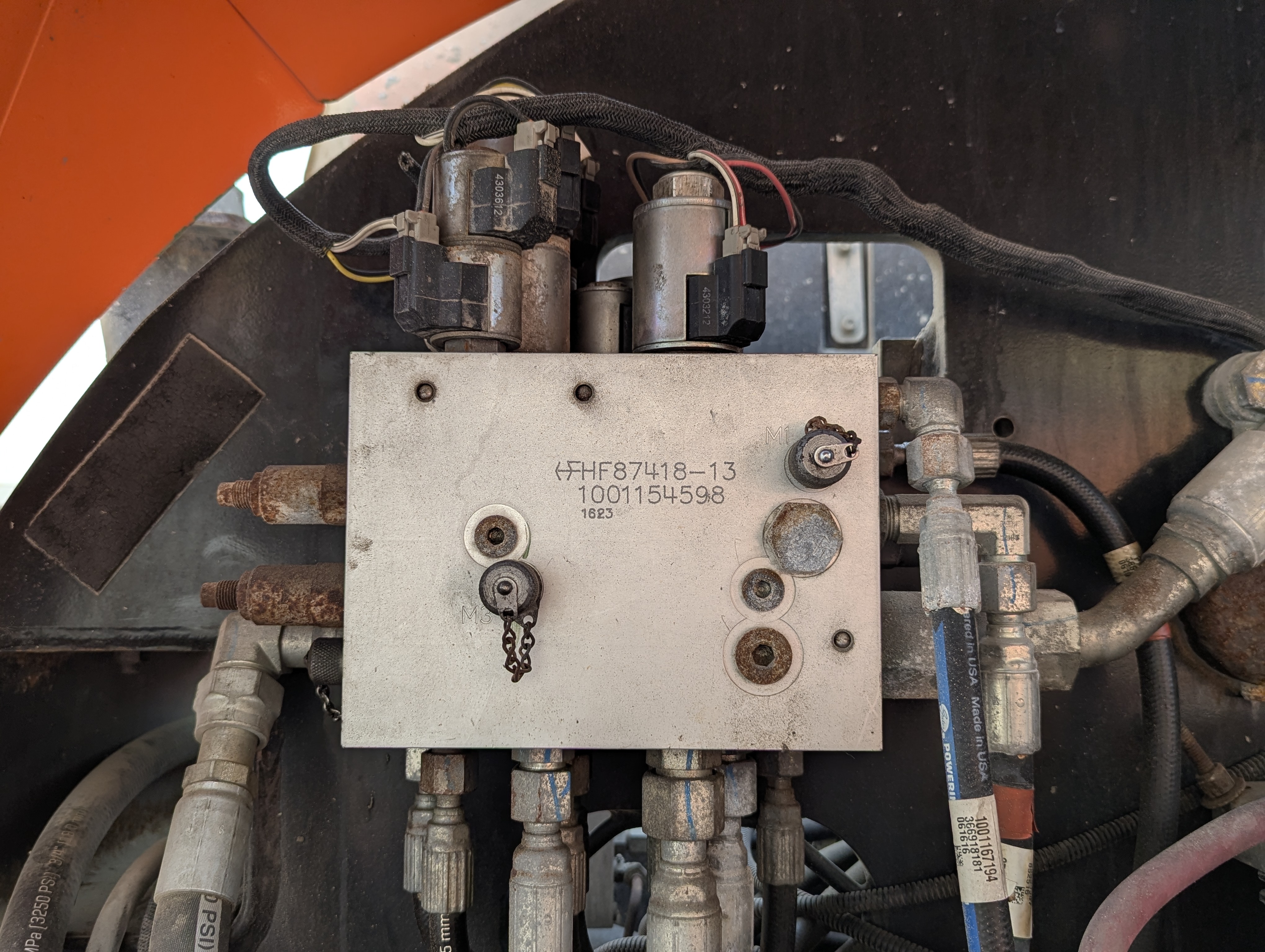 BLA-013-JLG-860SJ-Boom-lifts-inspection-Hydraulics-Main-control-valve-(MCV)-1