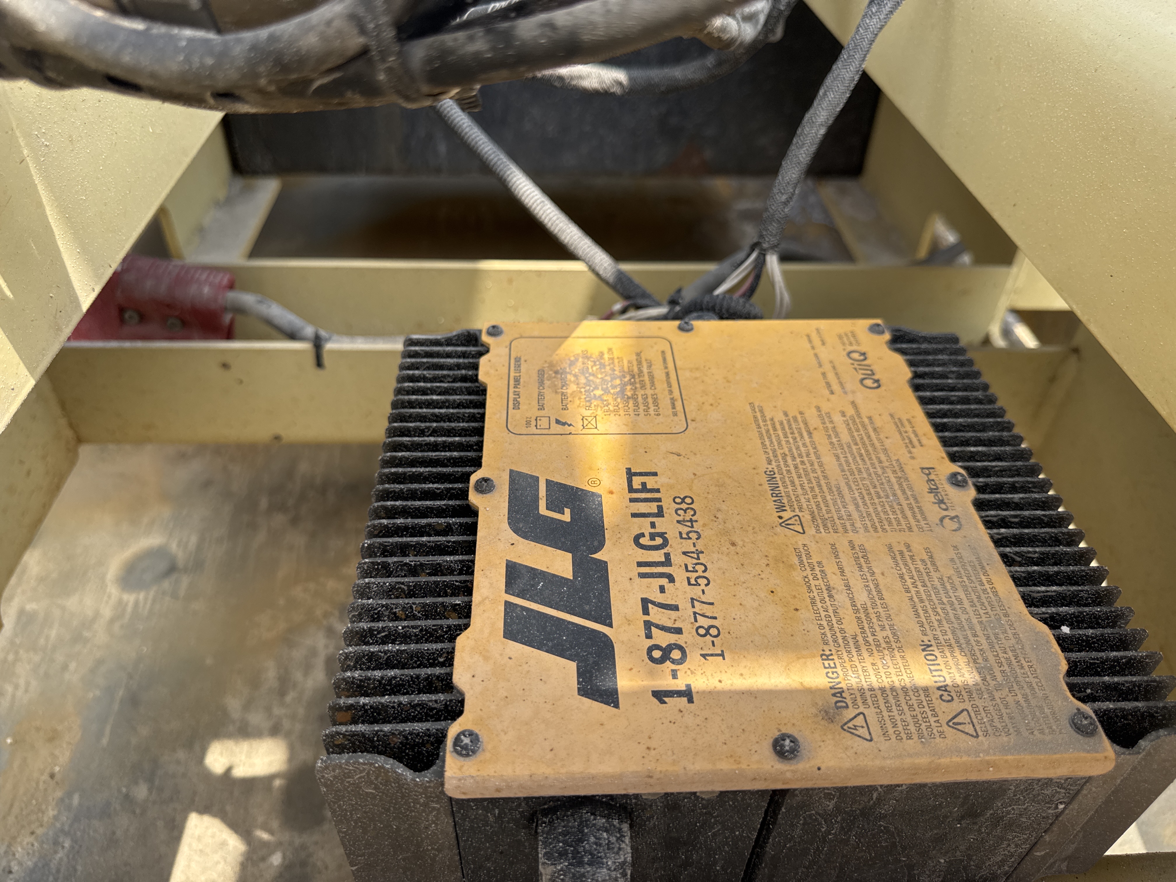 SLA-016-JLG-2646ES-Scissor-lifts-inspection-Electronics-Battery-and-charging-system-1