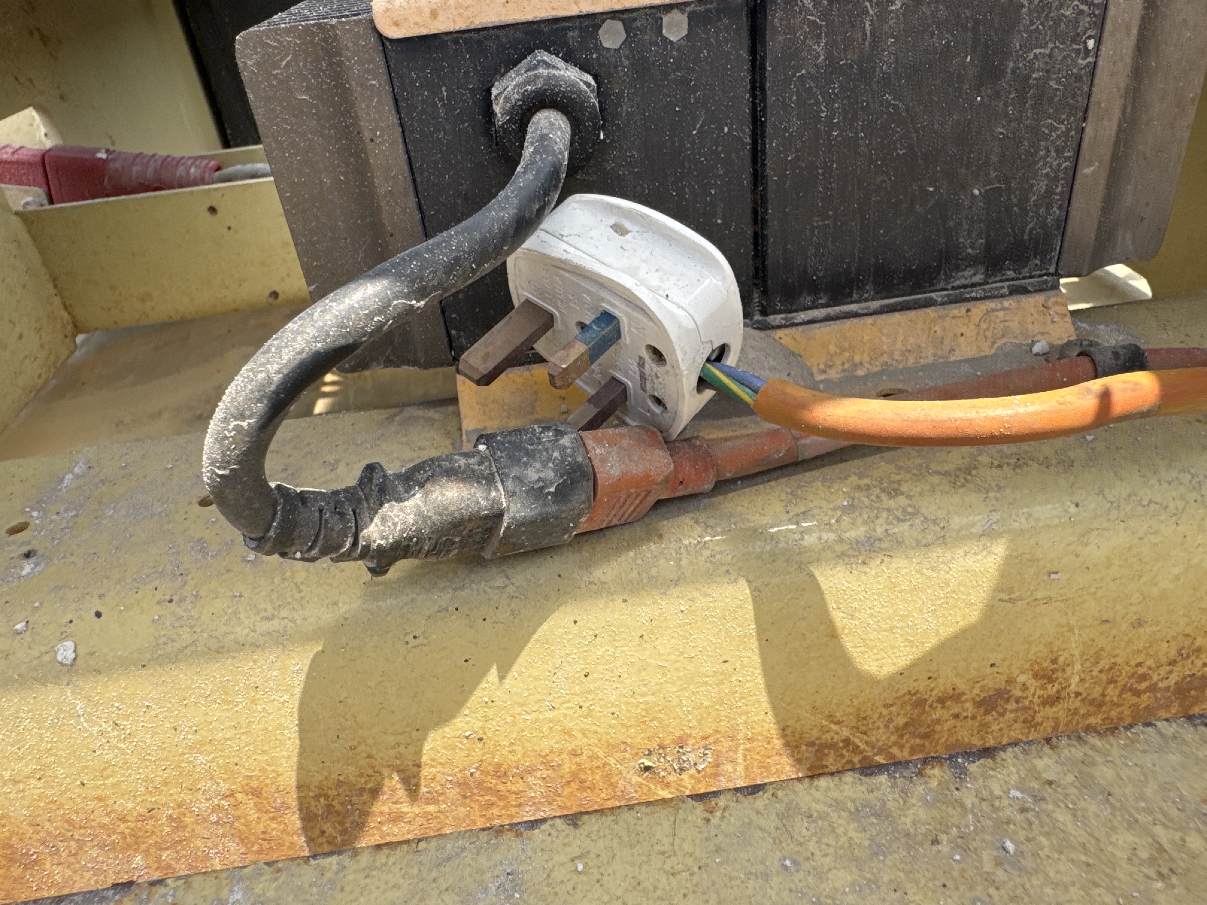 SLA-016-JLG-2646ES-Scissor-lifts-inspection-Electronics-Charging-port-1