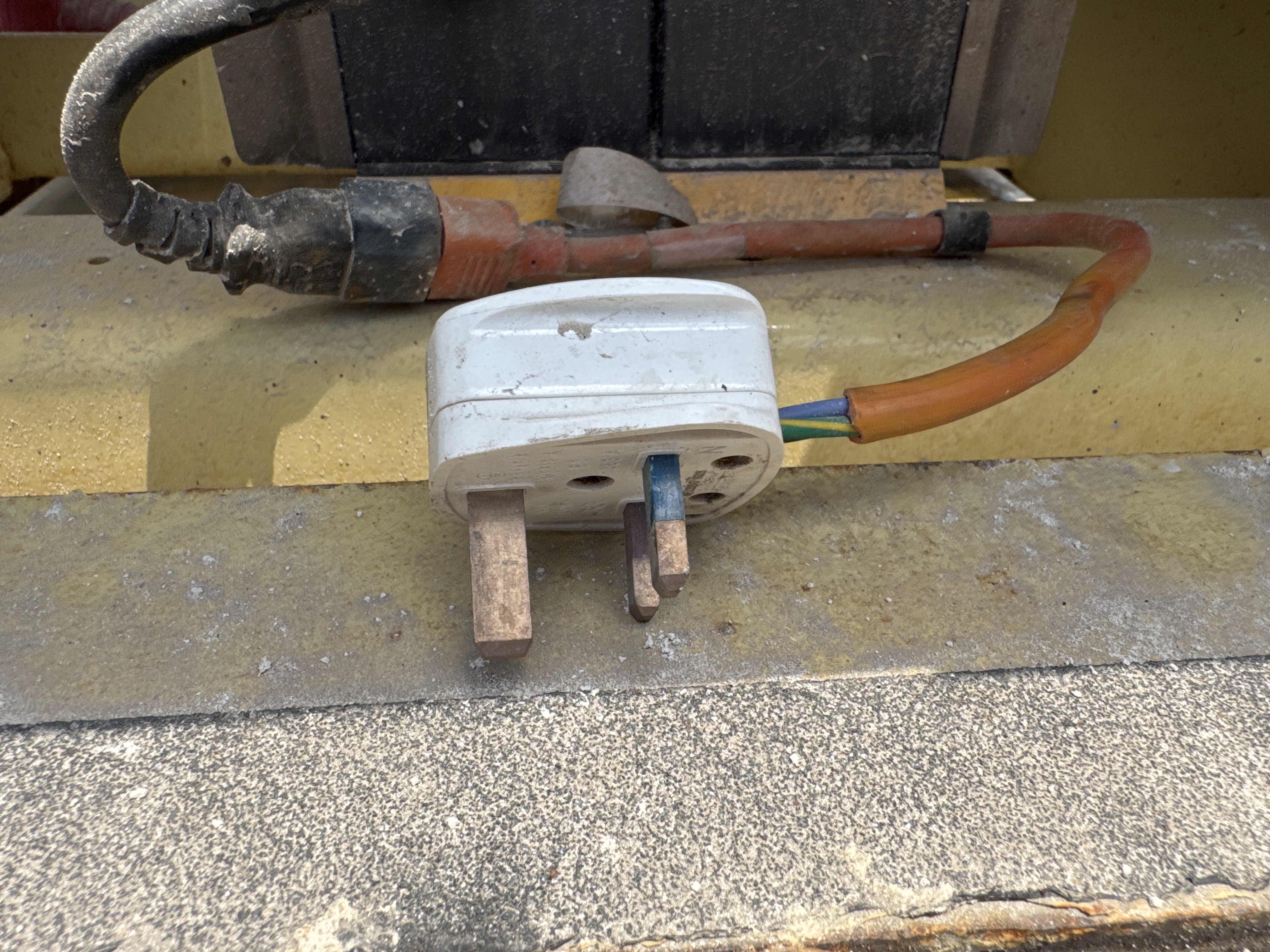 SLA-016-JLG-2646ES-Scissor-lifts-inspection-Electronics-Charging-port-1