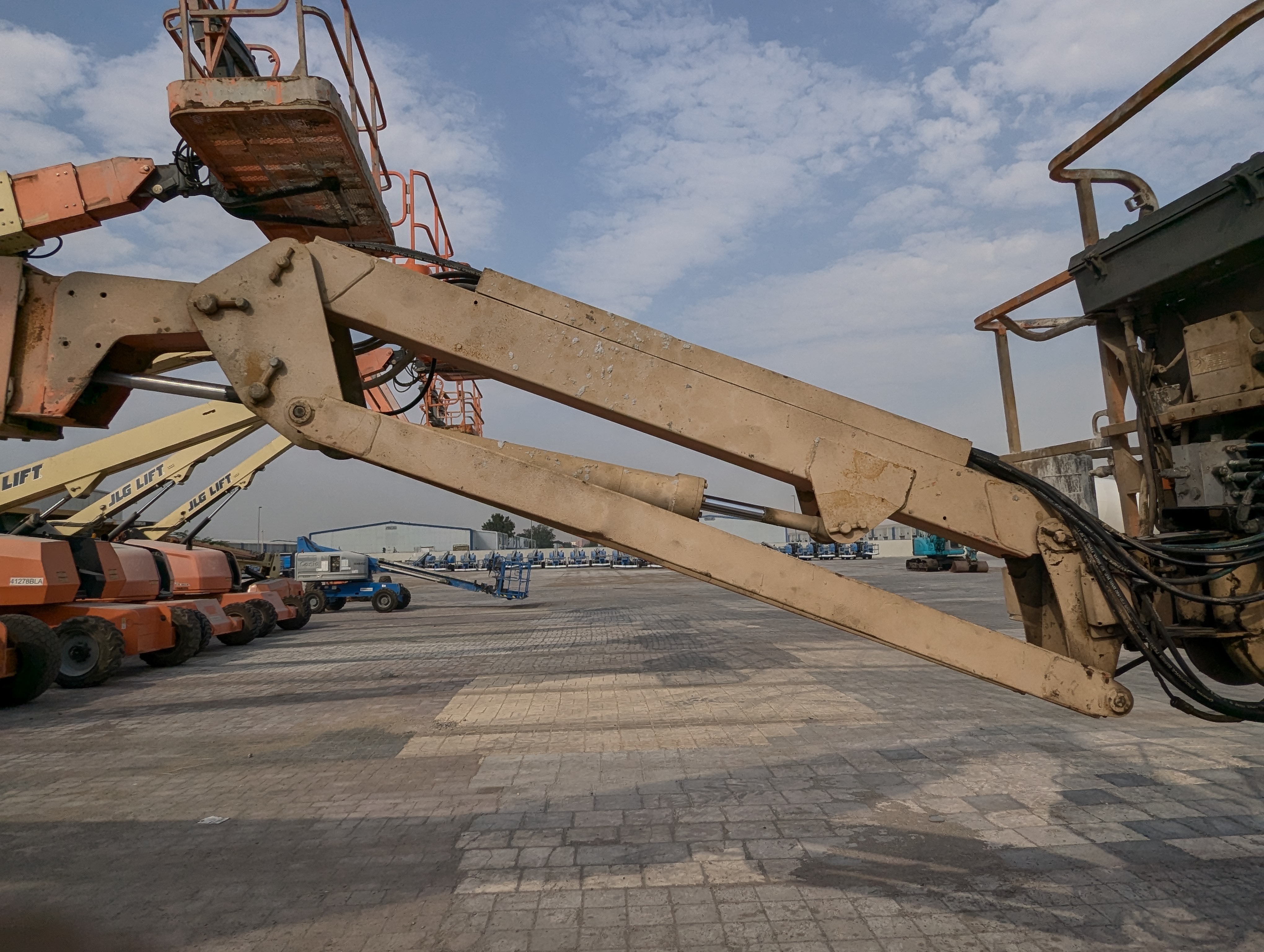 BLA-013-JLG-860SJ-Boom-lifts-inspection-Chassis-Articulated-jib-boom-1