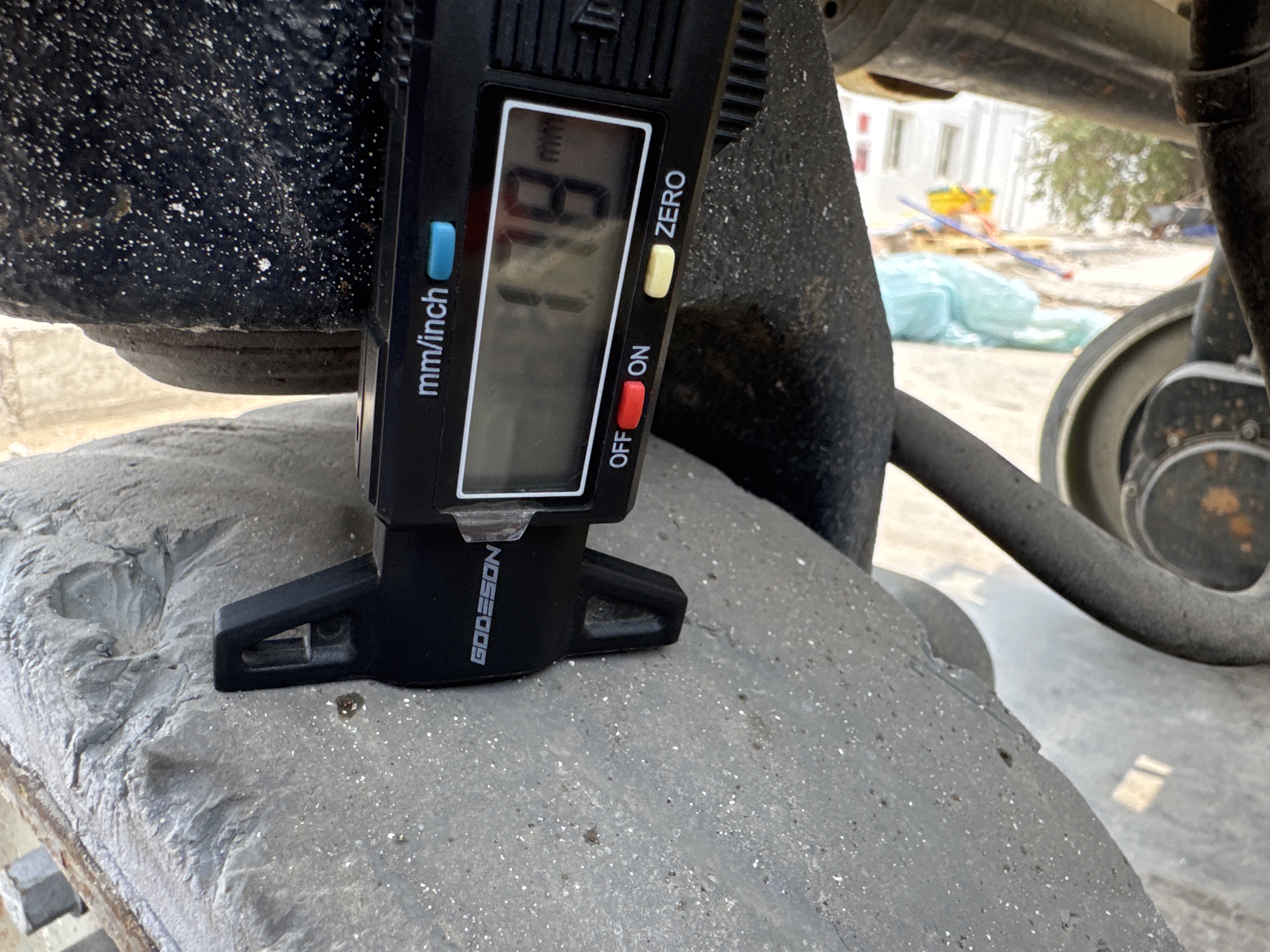 SLA-016-JLG-2646ES-Scissor-lifts-inspection-Chassis-Tires-tread-depth-1