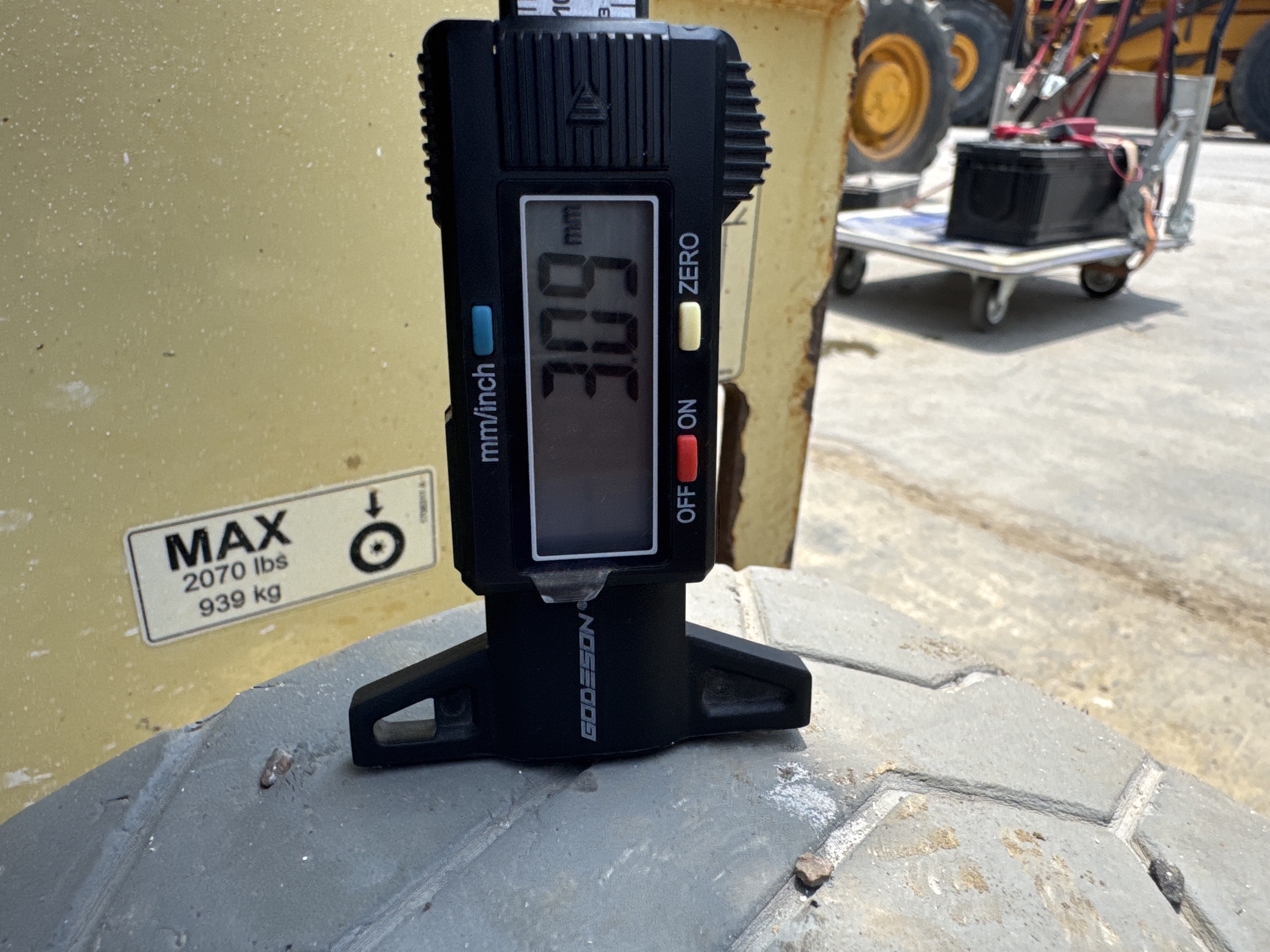SLA-016-JLG-2646ES-Scissor-lifts-inspection-Chassis-Tires-tread-depth-1