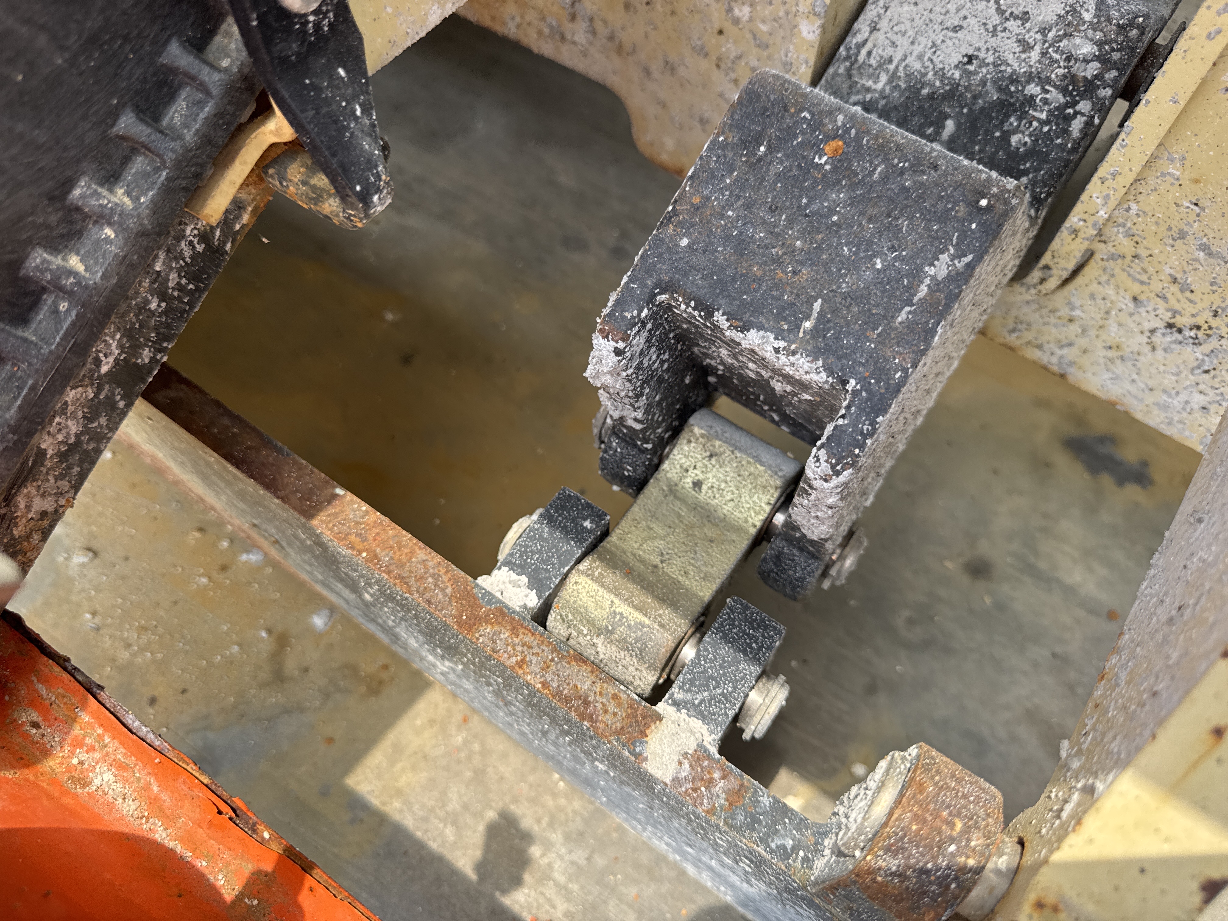 SLA-017-JLG-3246ES-Scissor-lifts-inspection-Structure-Pin-connections-1