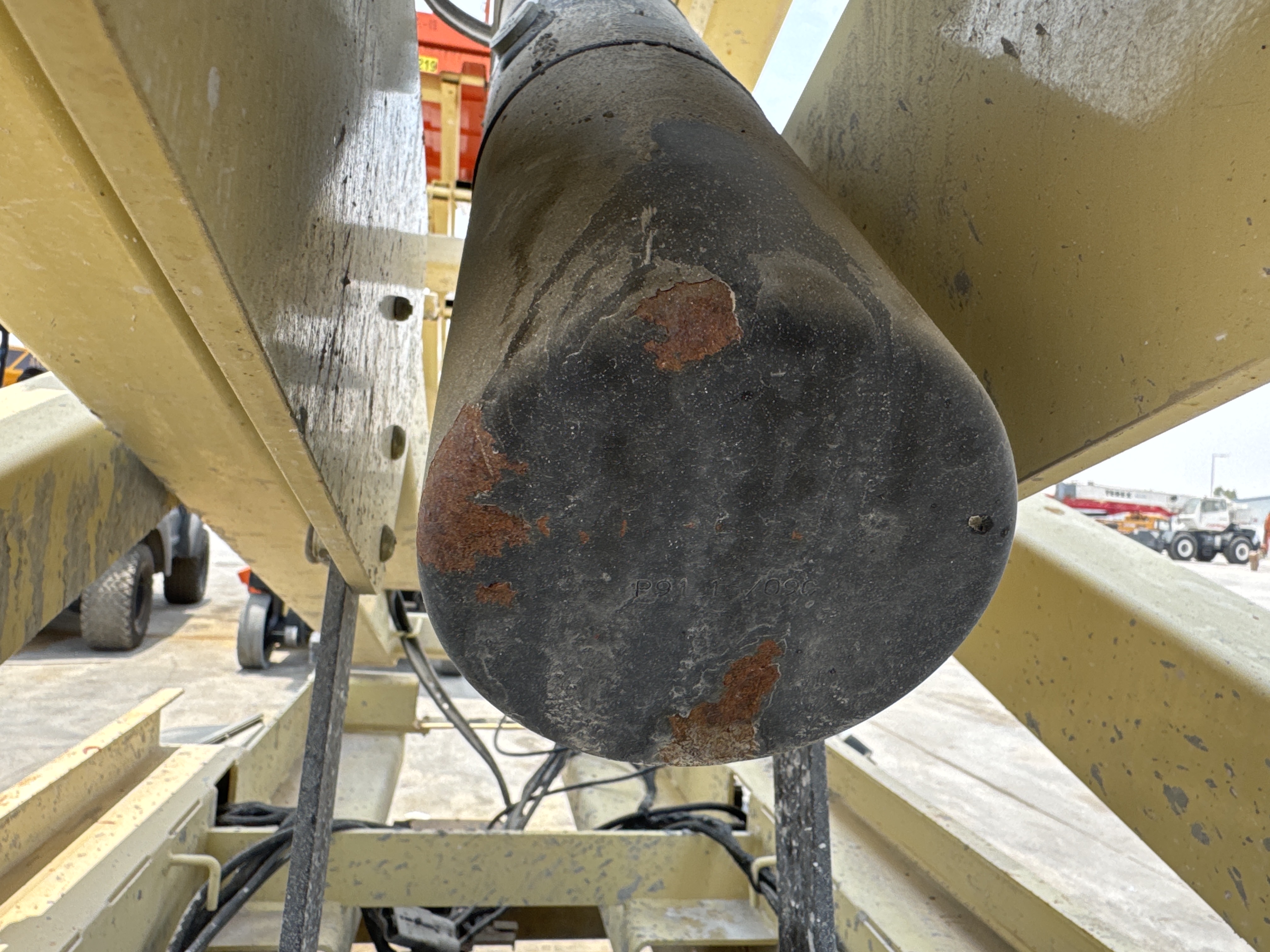 SLA-017-JLG-3246ES-Scissor-lifts-inspection-Hydraulics-Hydraulic-Tank-1