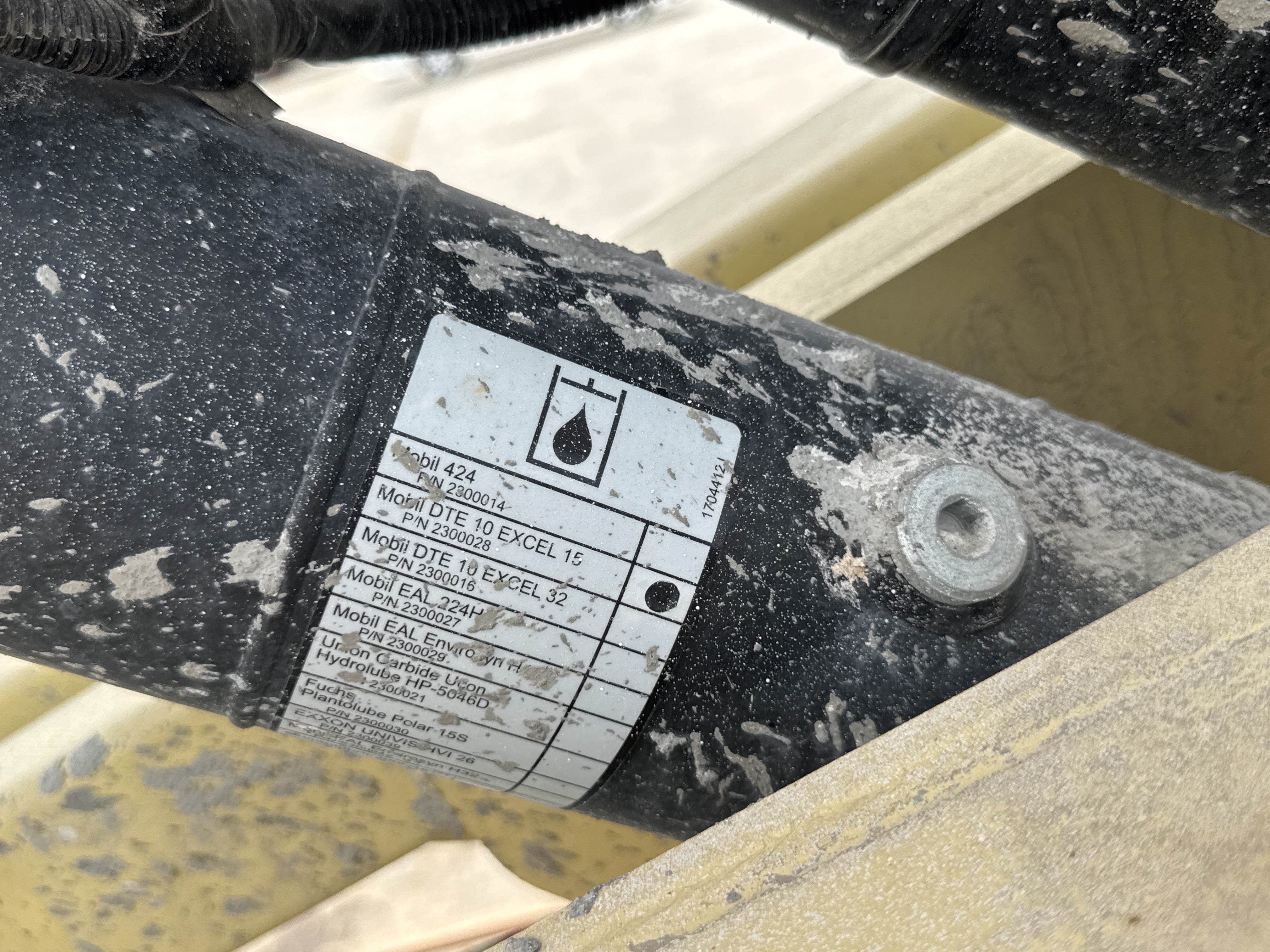 SLA-017-JLG-3246ES-Scissor-lifts-inspection-Hydraulics-Hydraulic-Tank-1
