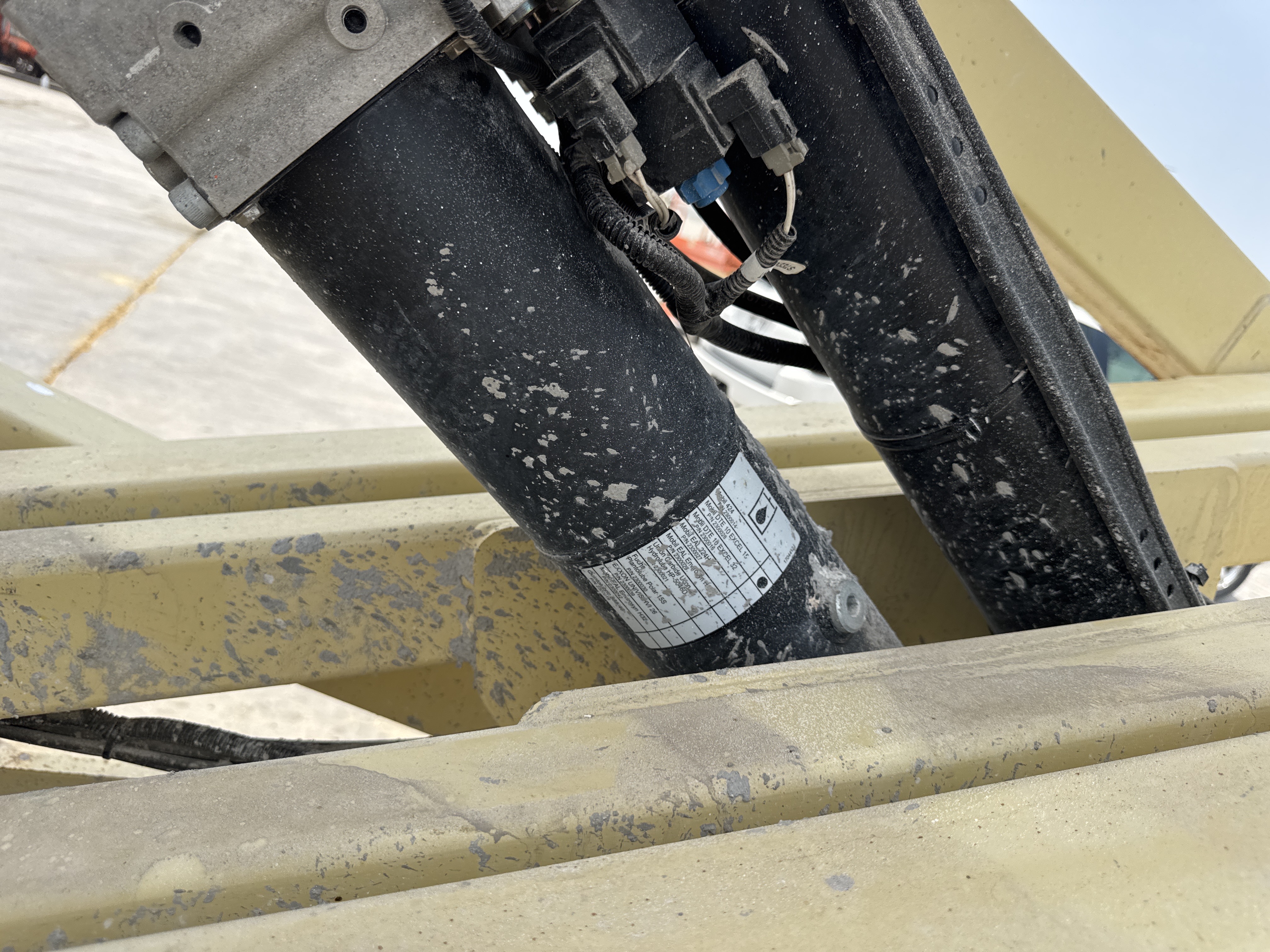 SLA-017-JLG-3246ES-Scissor-lifts-inspection-Hydraulics-Hydraulic-Tank-1