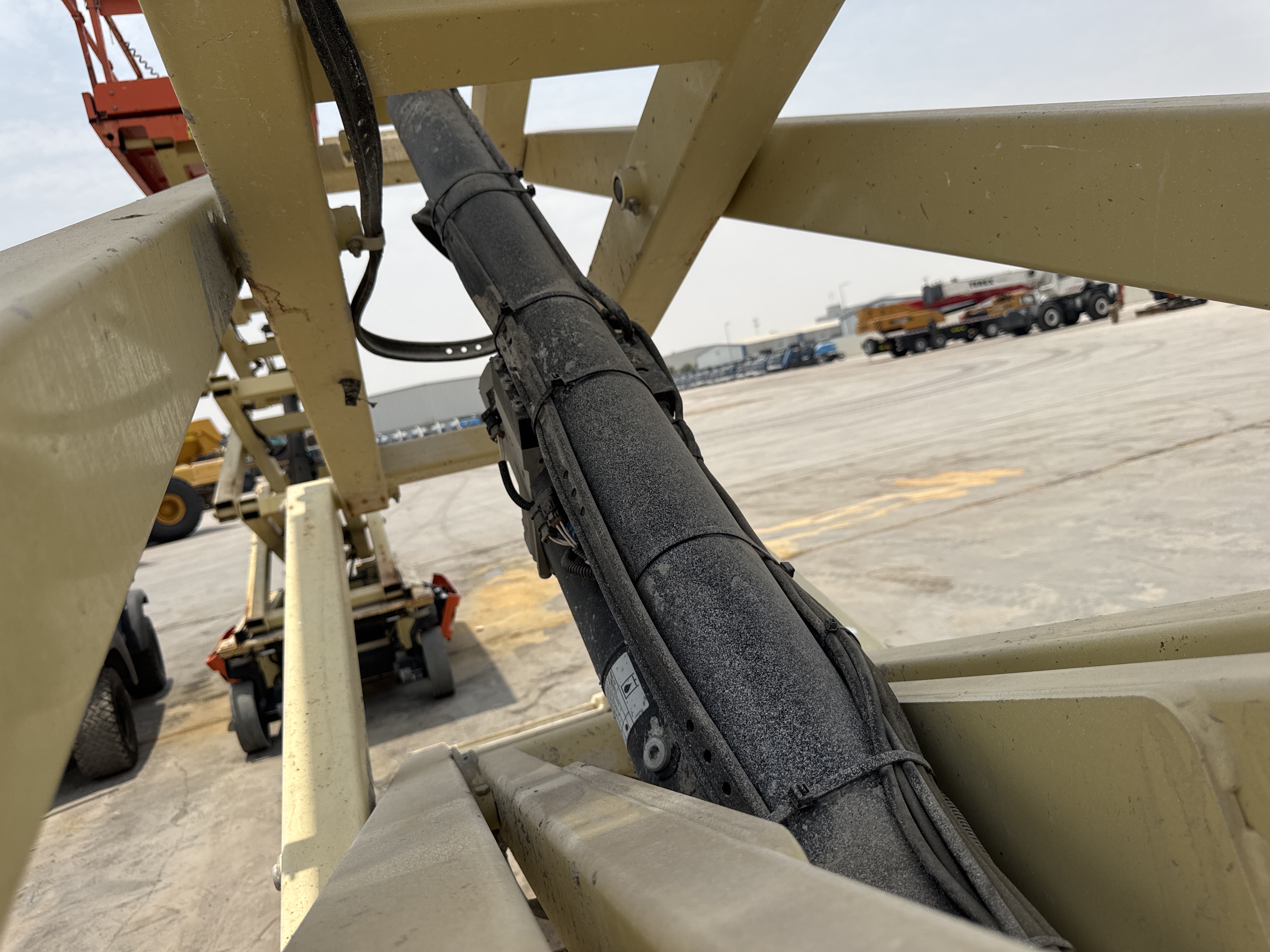 SLA-017-JLG-3246ES-Scissor-lifts-inspection-Hydraulics-Scissor-cylinders-1