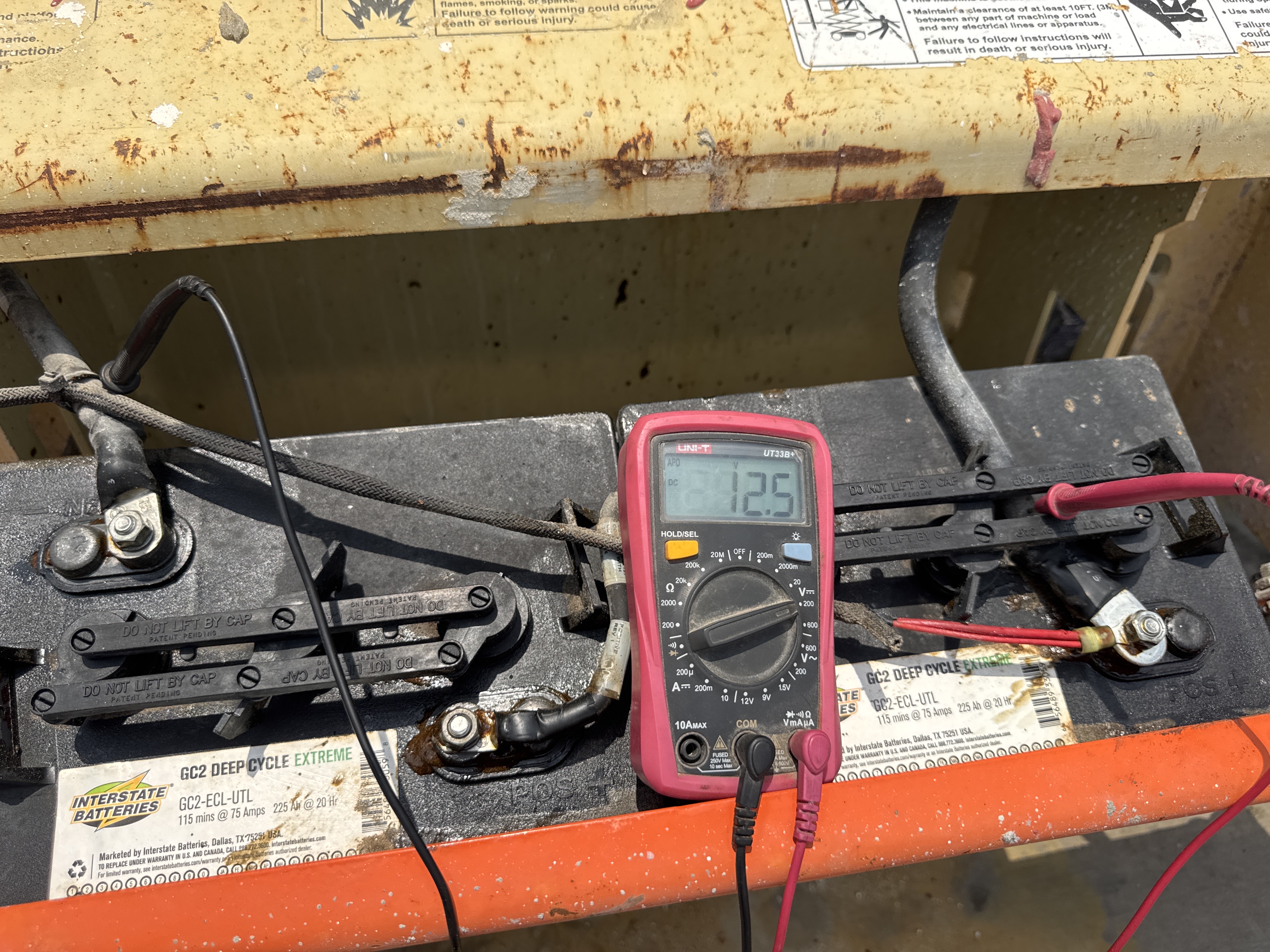 SLA-017-JLG-3246ES-Scissor-lifts-inspection-Electronics-Battery-1