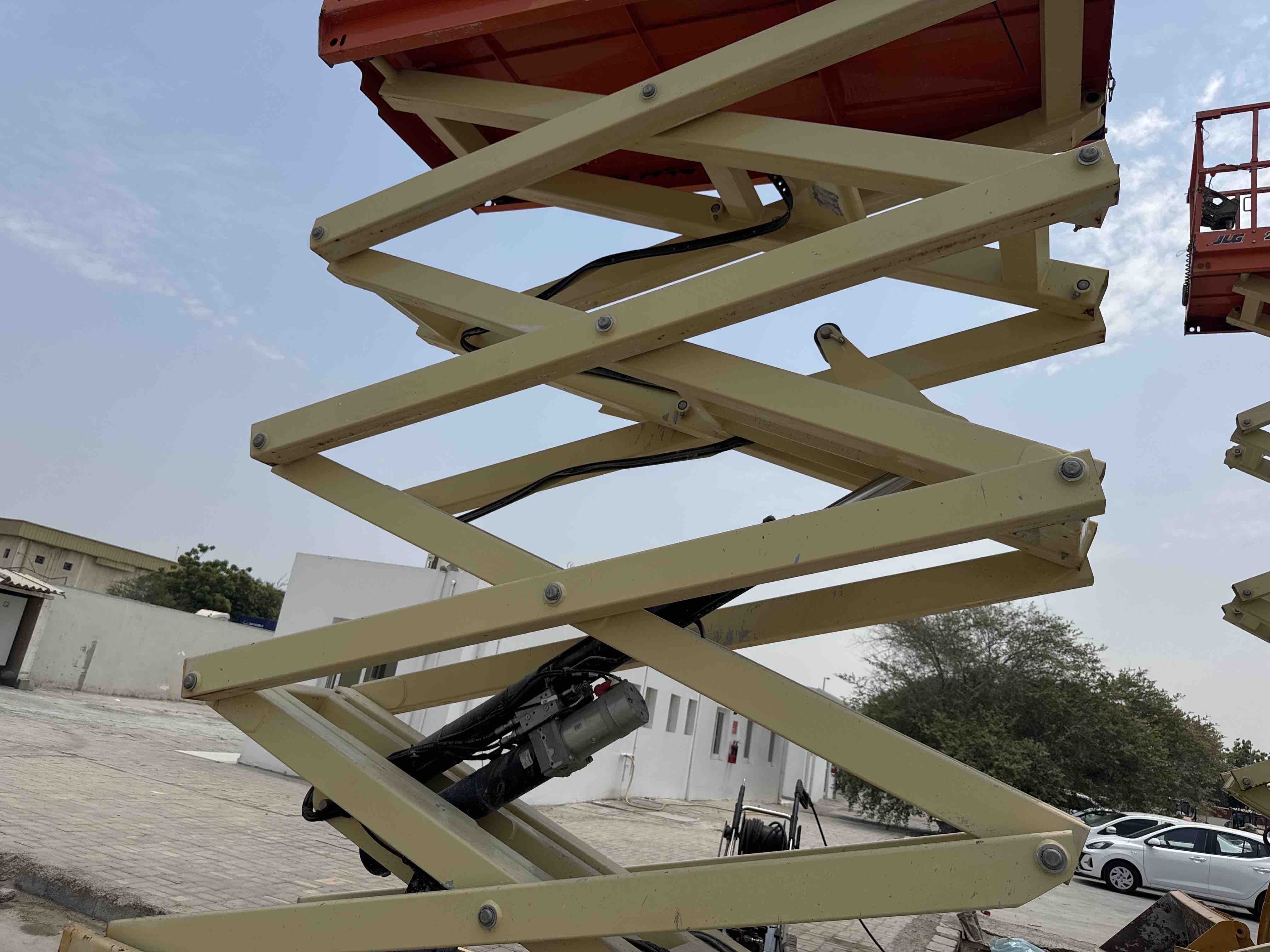 SLA-017-JLG-3246ES-Scissor-lifts-inspection-Structure-Scissor-arms-1