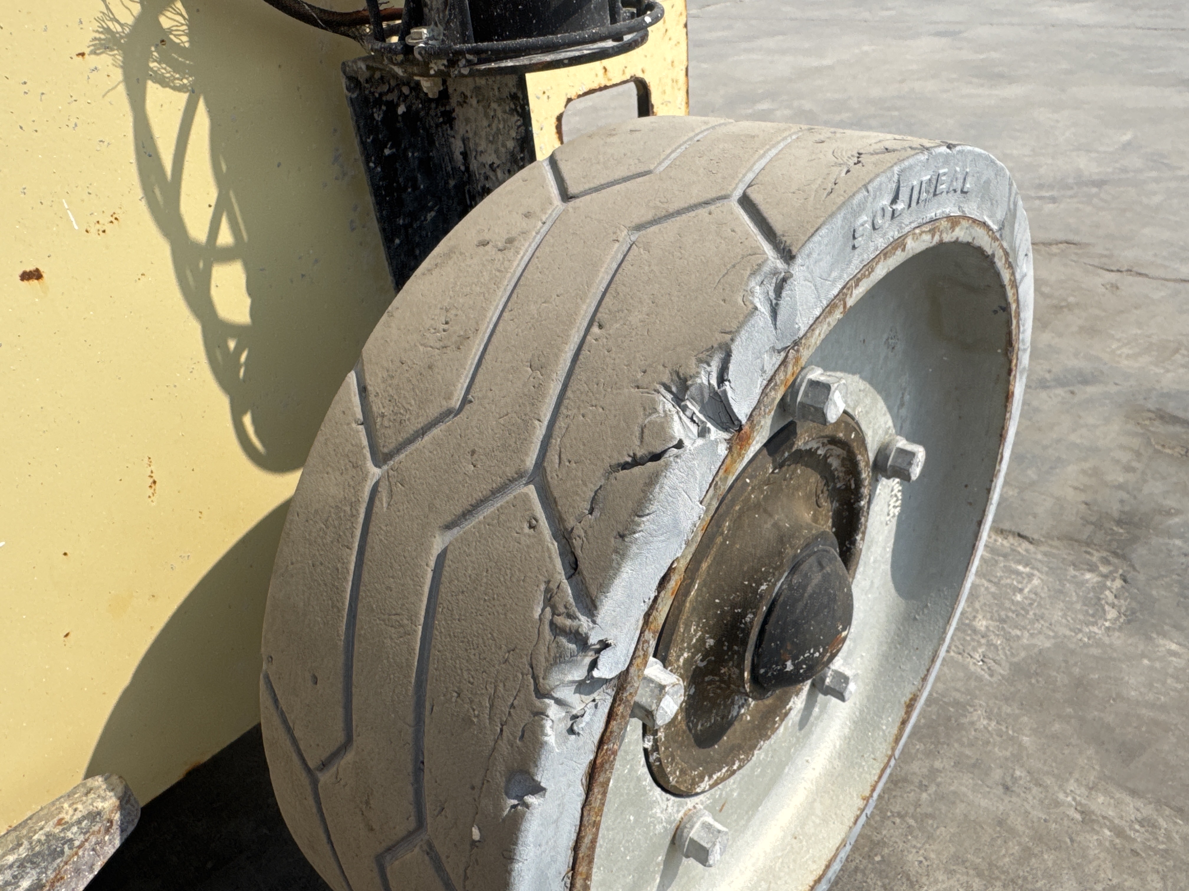 SLA-017-JLG-3246ES-Scissor-lifts-inspection-Chassis-Tires-condition-1
