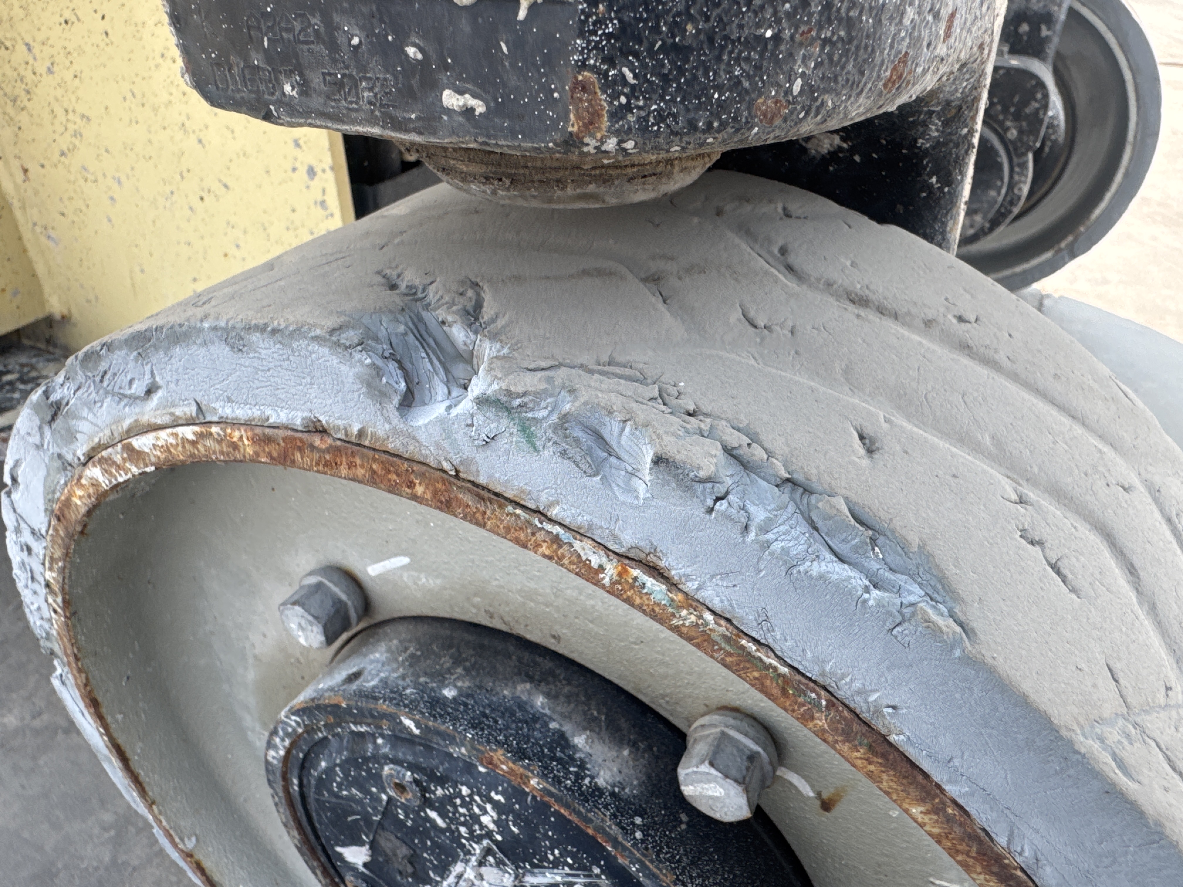 SLA-017-JLG-3246ES-Scissor-lifts-inspection-Chassis-Tires-condition-1
