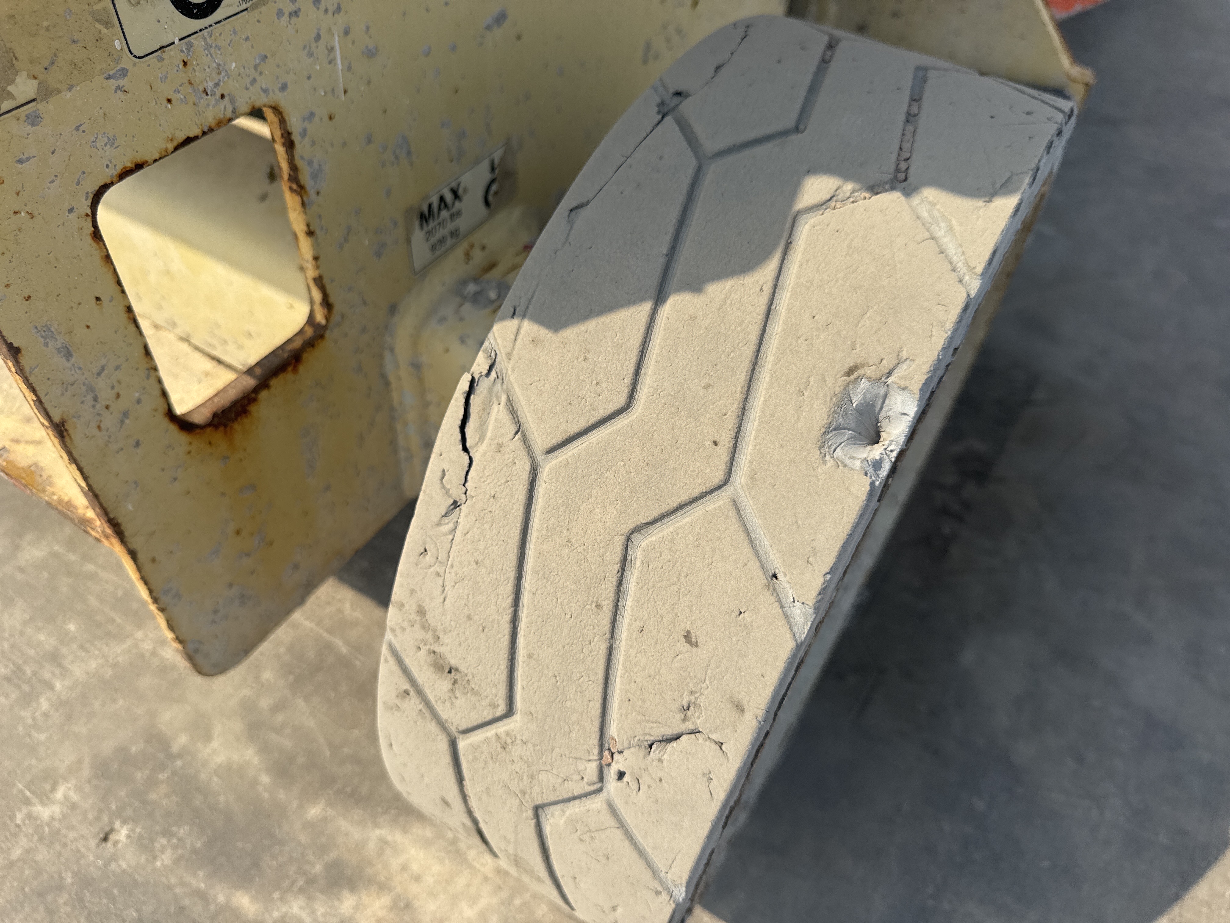 SLA-017-JLG-3246ES-Scissor-lifts-inspection-Chassis-Tires-condition-1