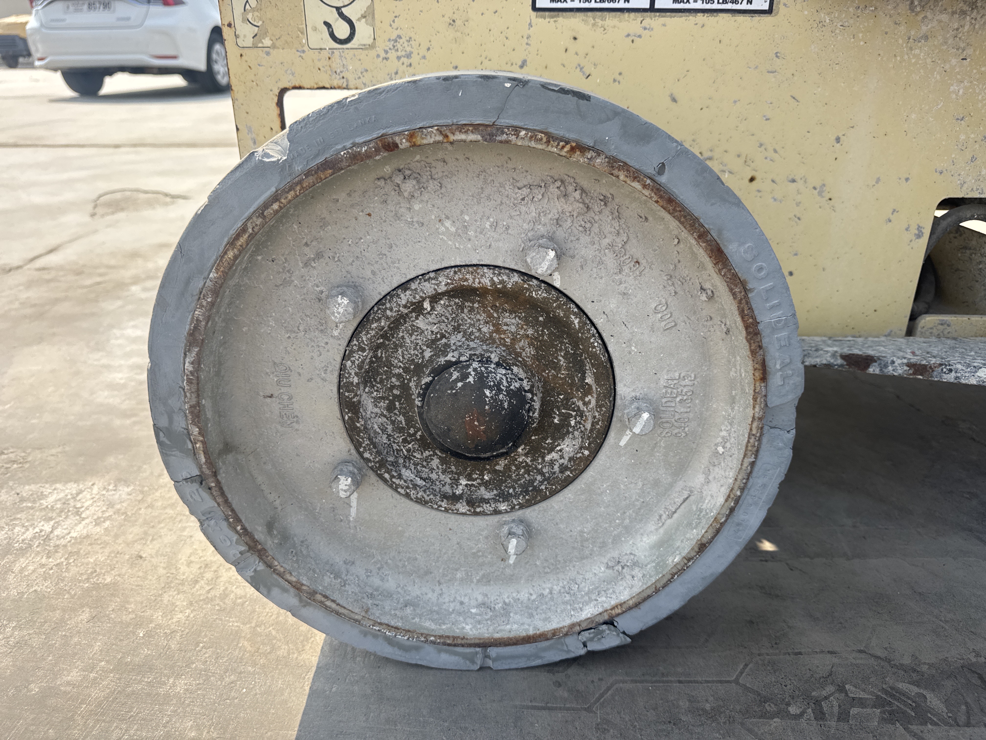 SLA-017-JLG-3246ES-Scissor-lifts-inspection-Chassis-Wheel-hub-condition-1