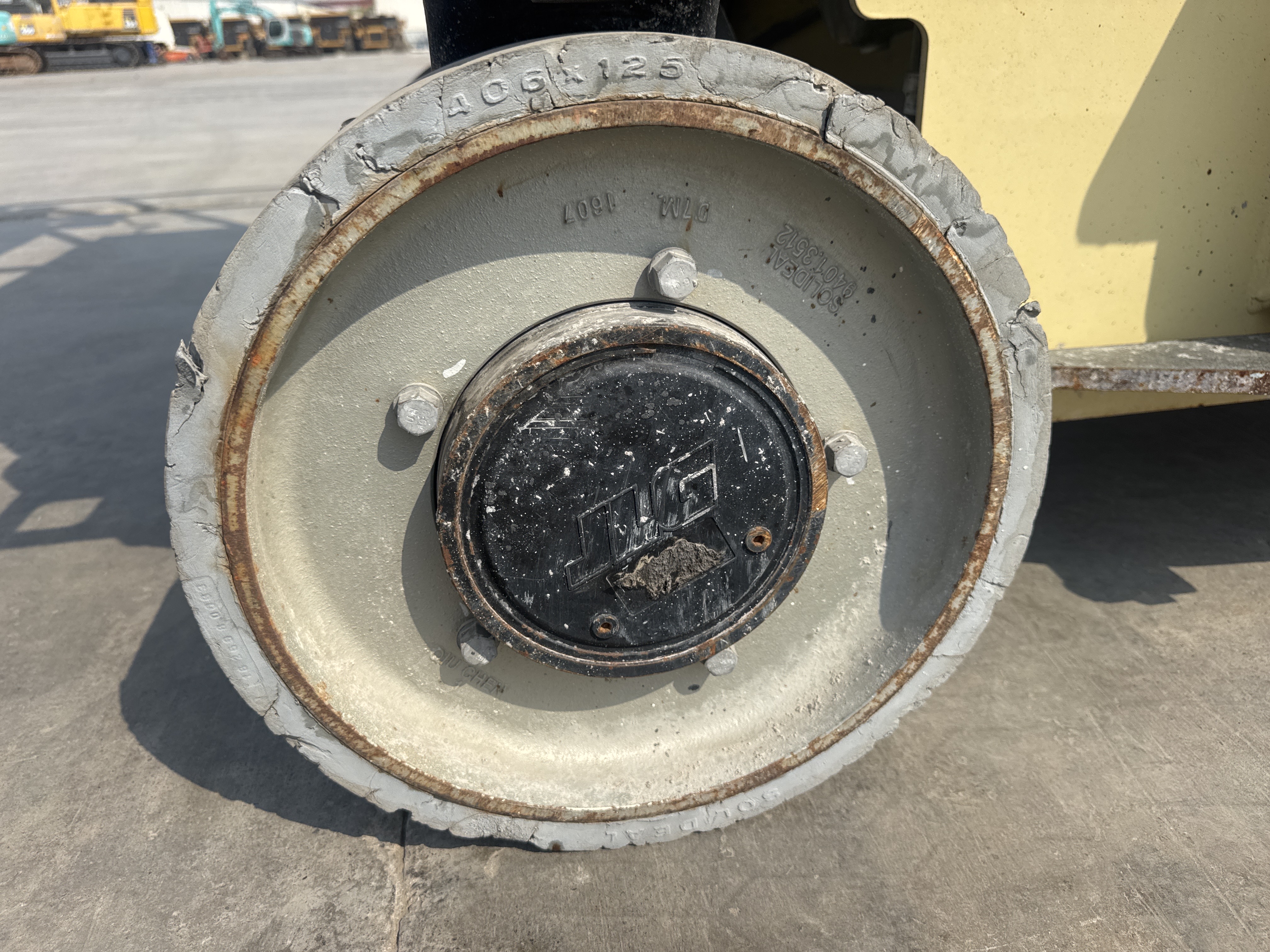 SLA-017-JLG-3246ES-Scissor-lifts-inspection-Chassis-Wheel-hub-condition-1