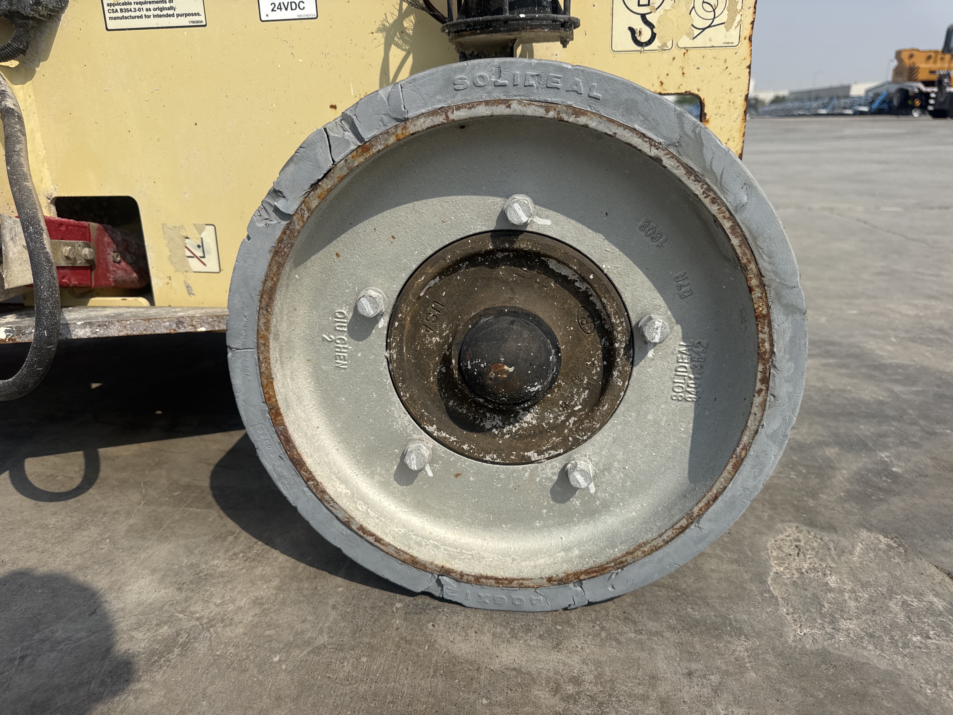 SLA-017-JLG-3246ES-Scissor-lifts-inspection-Chassis-Wheel-hub-condition-1