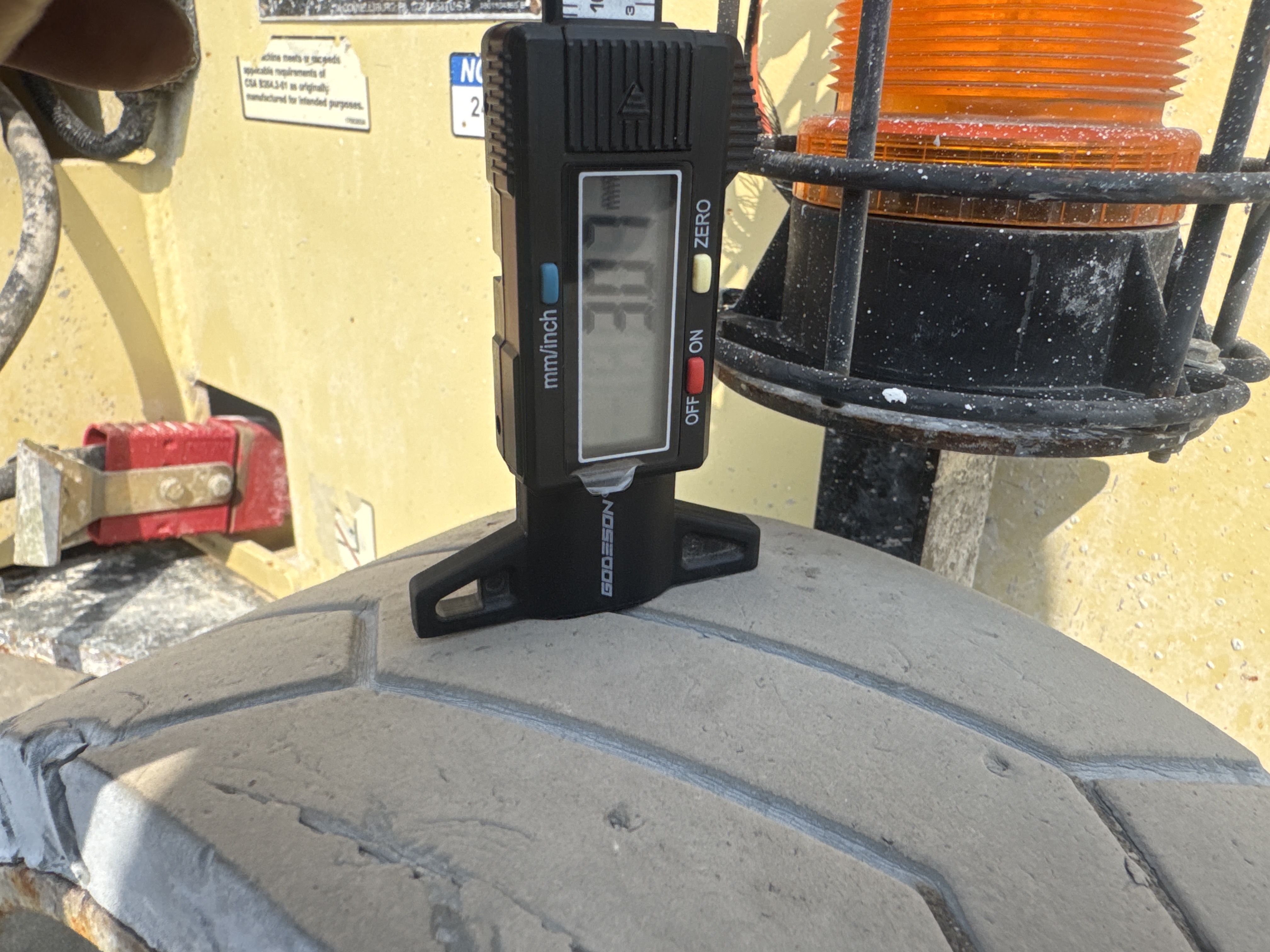 SLA-017-JLG-3246ES-Scissor-lifts-inspection-Chassis-Tires-tread-depth-1