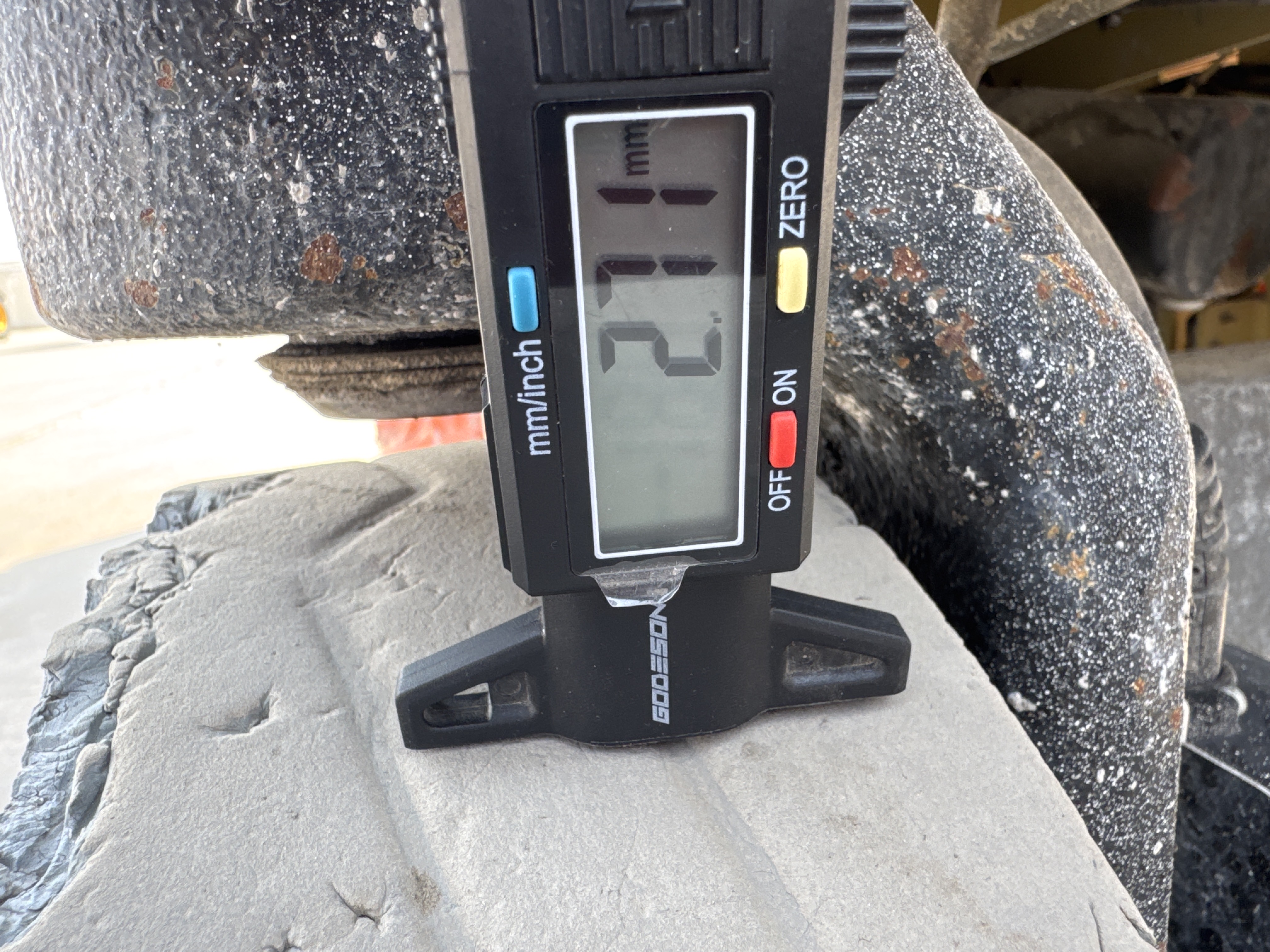SLA-017-JLG-3246ES-Scissor-lifts-inspection-Chassis-Tires-tread-depth-1