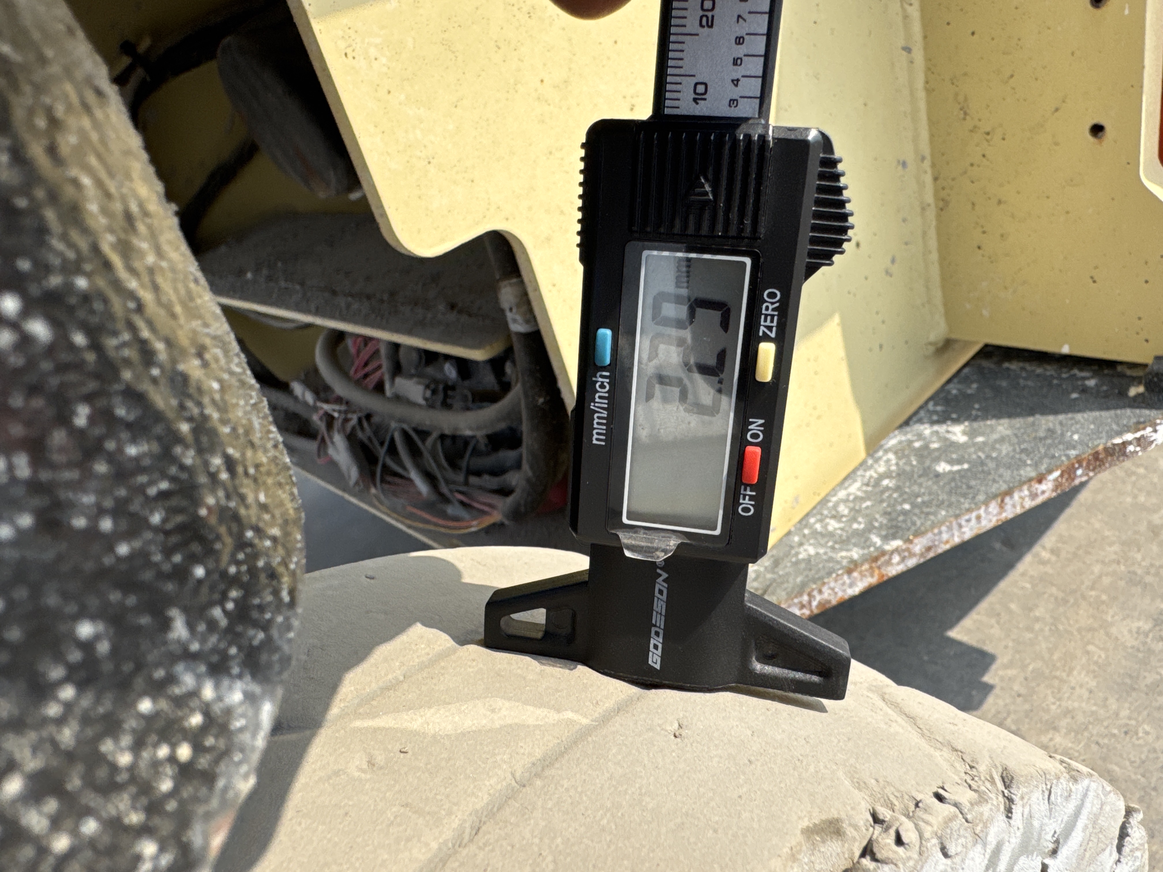 SLA-017-JLG-3246ES-Scissor-lifts-inspection-Chassis-Tires-tread-depth-1