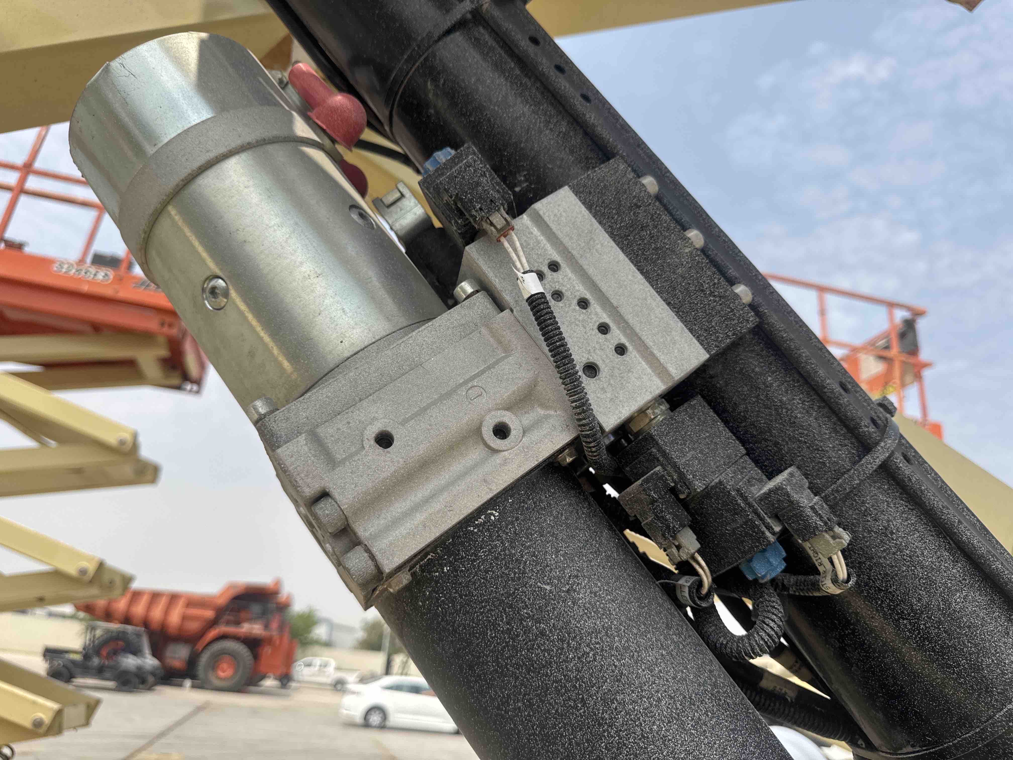SLA-017-JLG-3246ES-Scissor-lifts-inspection-Hydraulics-Hydraulic-pump-1