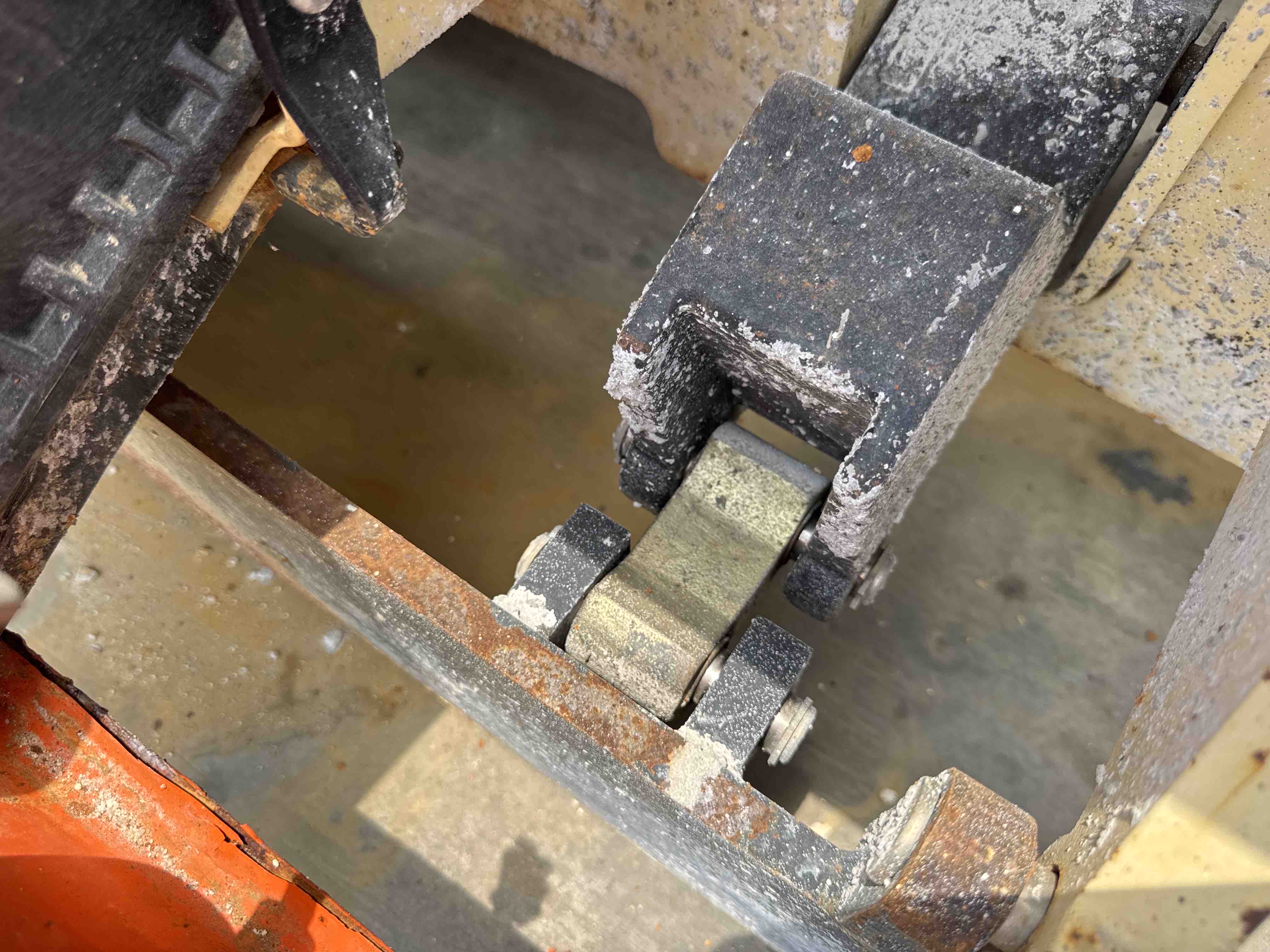 SLA-017-JLG-3246ES-Scissor-lifts-inspection-Hydraulics-Hydraulic-pins-/-locks-1