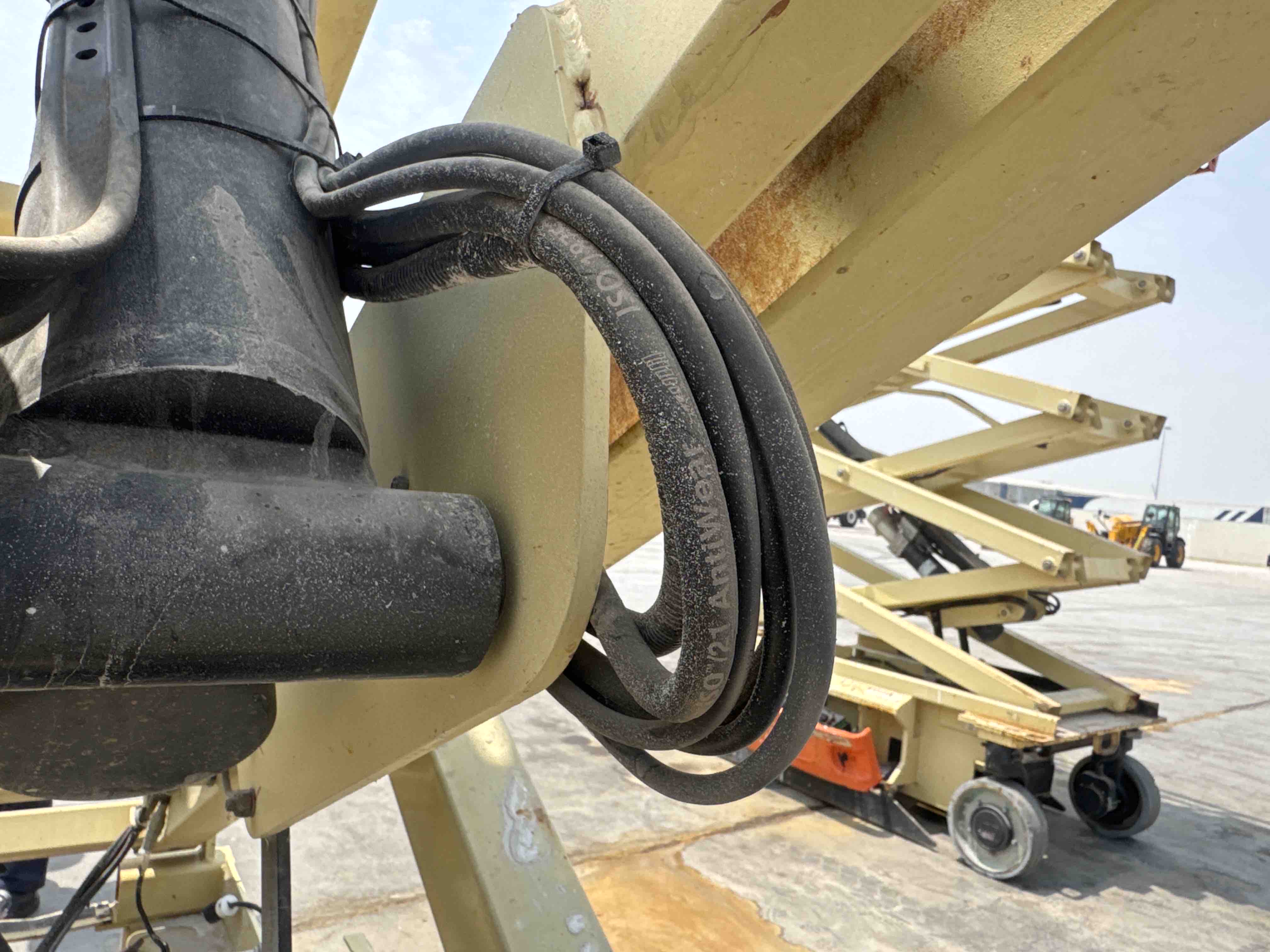 SLA-017-JLG-3246ES-Scissor-lifts-inspection-Hydraulics-Hydraulic-hoses-and-lines-1