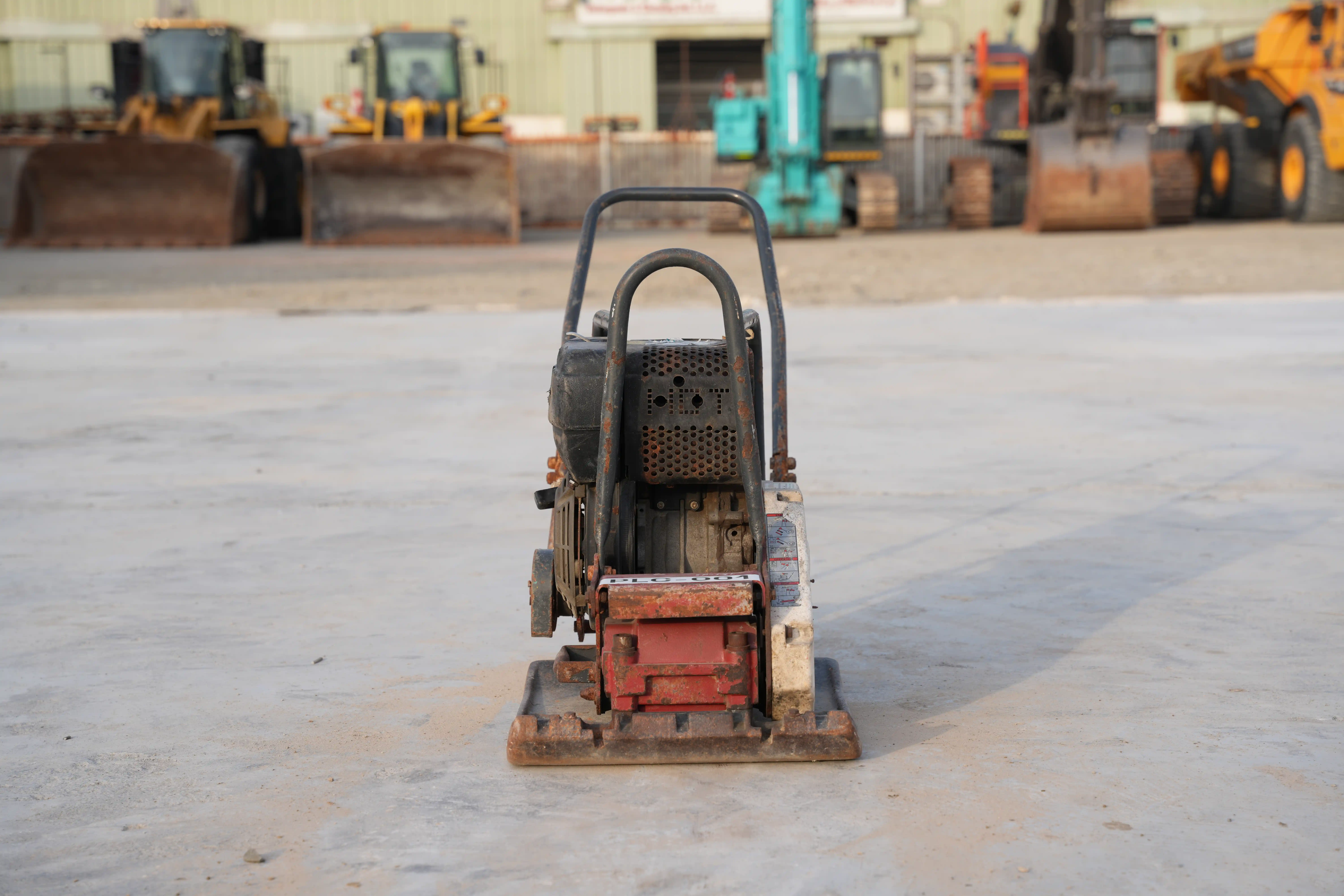 PLC-001-Dynapac-DFP10D-plate-compactor-exterior-front-view