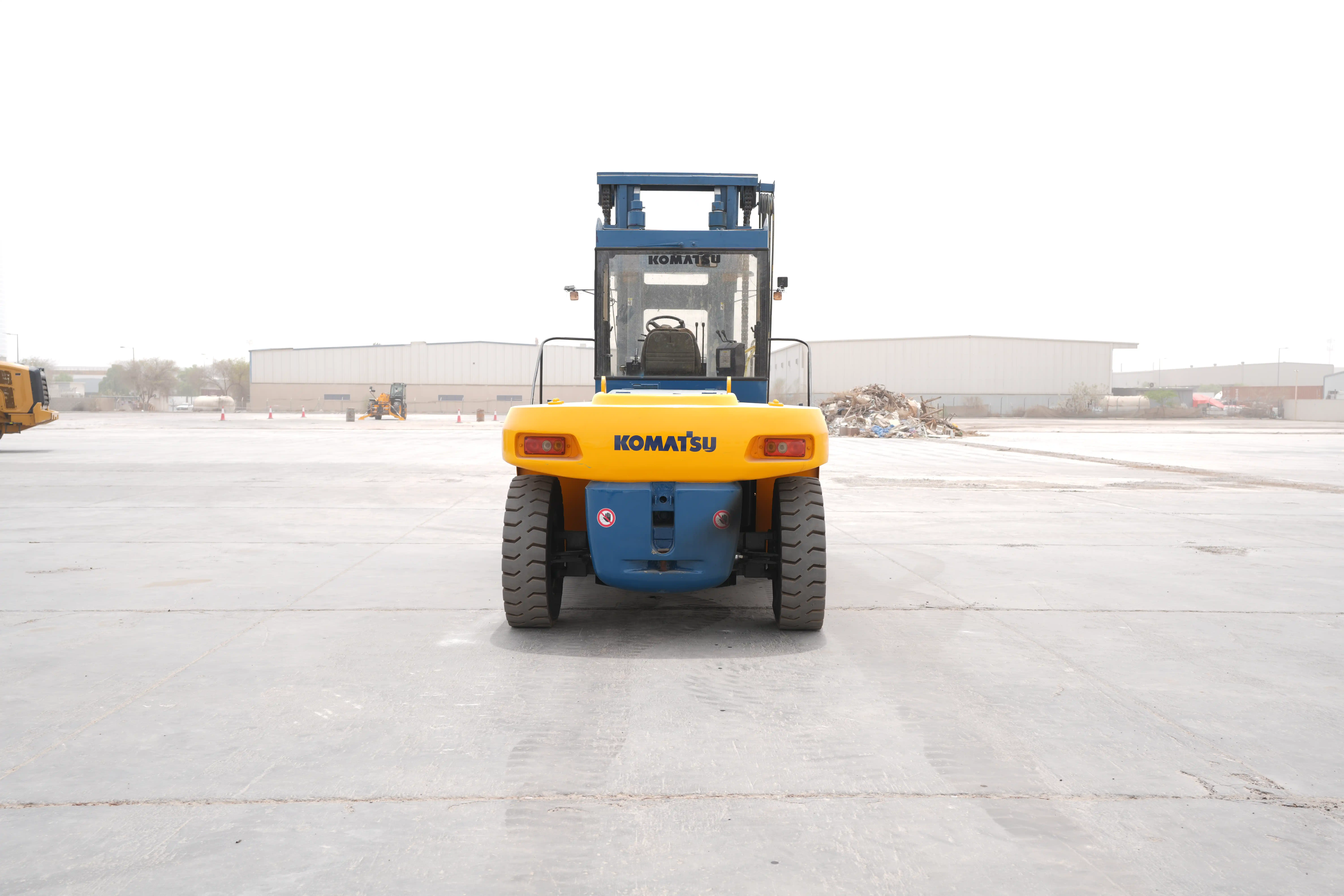 FLM-001-Komatsu-FD200Z-6-forklift-exterior-rear-view