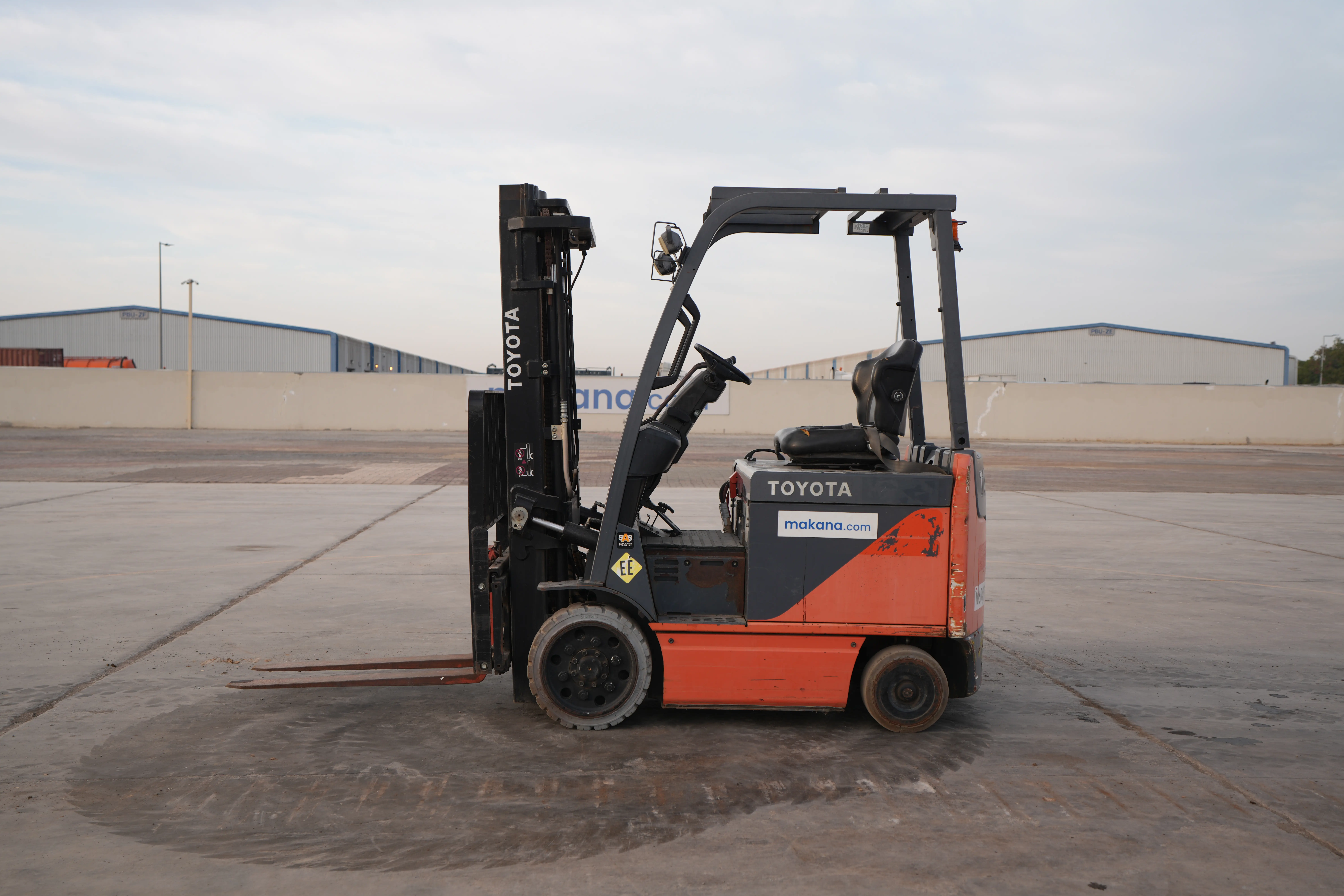 Product-Toyota 8FBCU25 electric forklift-exterior