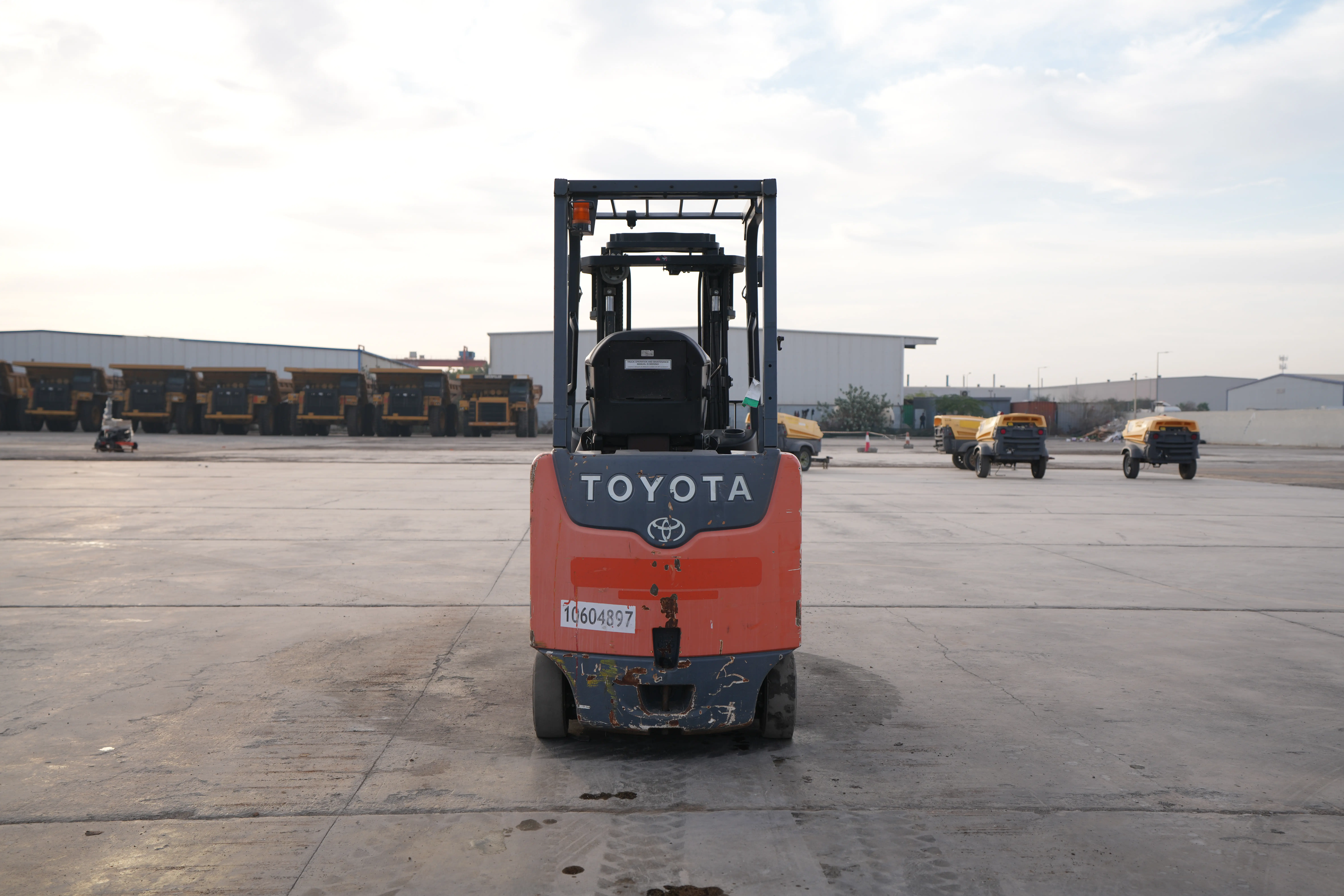 Product-Toyota 8FBCU25 electric forklift-exterior