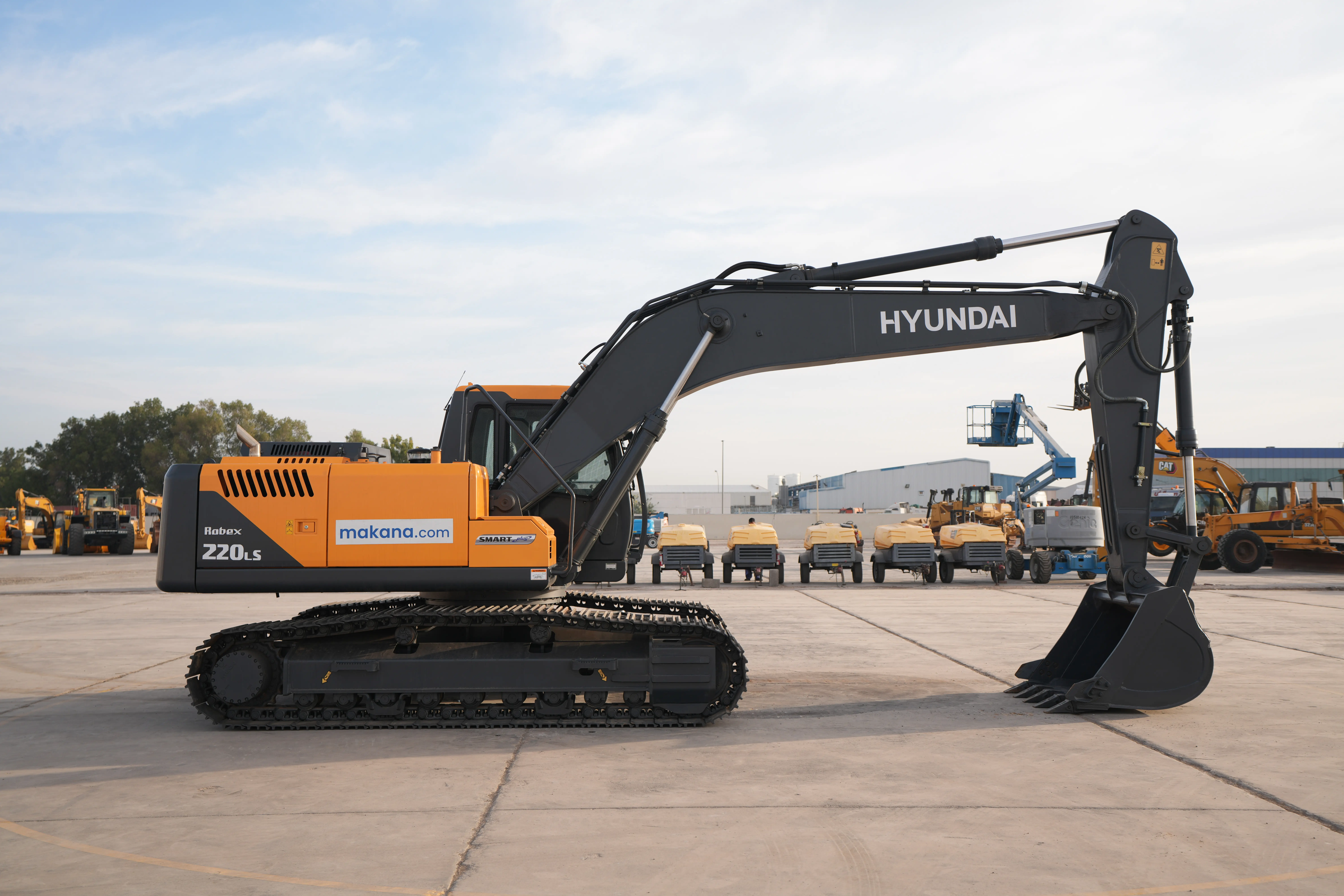Product-Hyundai R220LS medium excavator-exterior