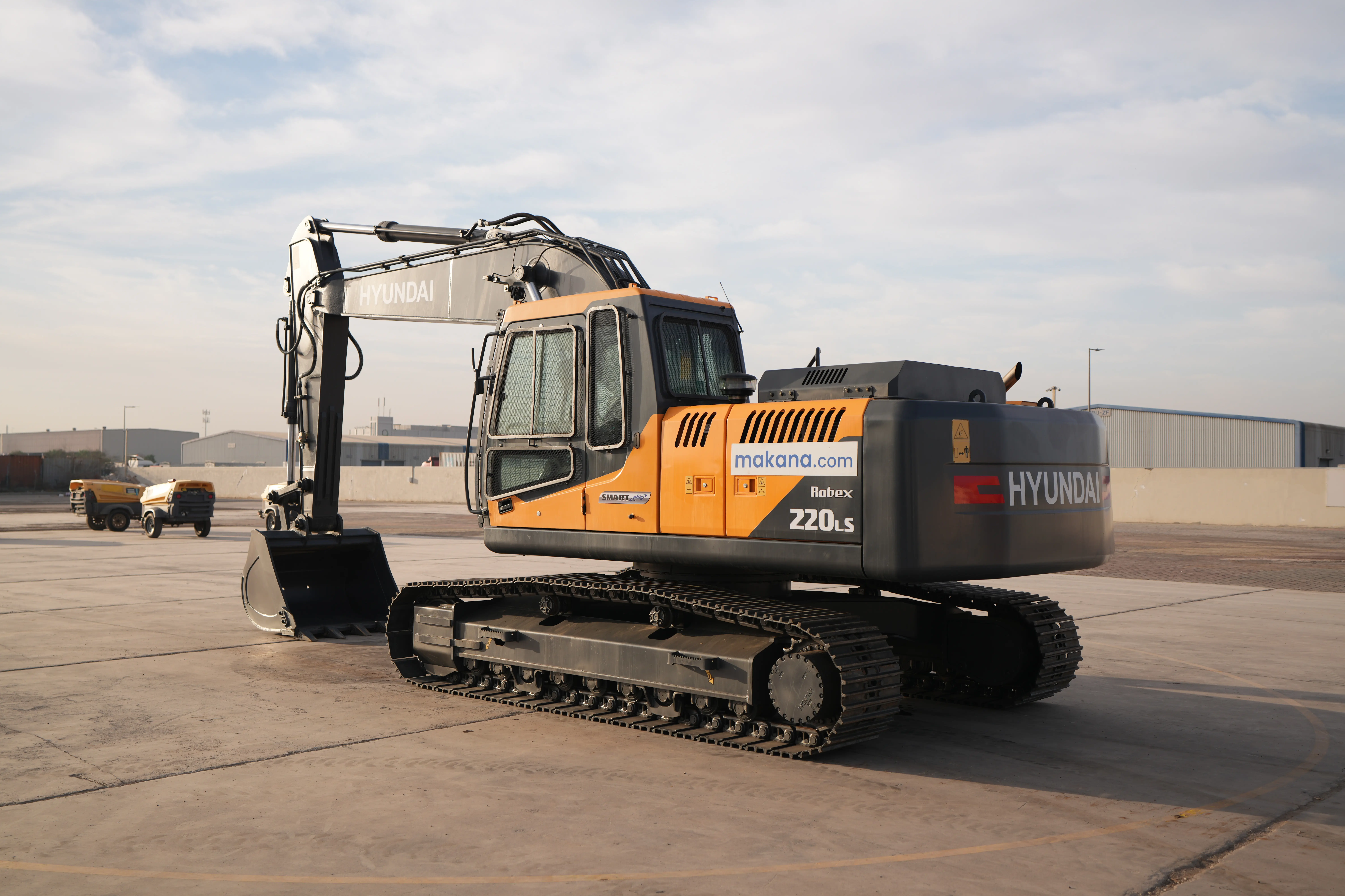 Product-Hyundai R220LS medium excavator-exterior